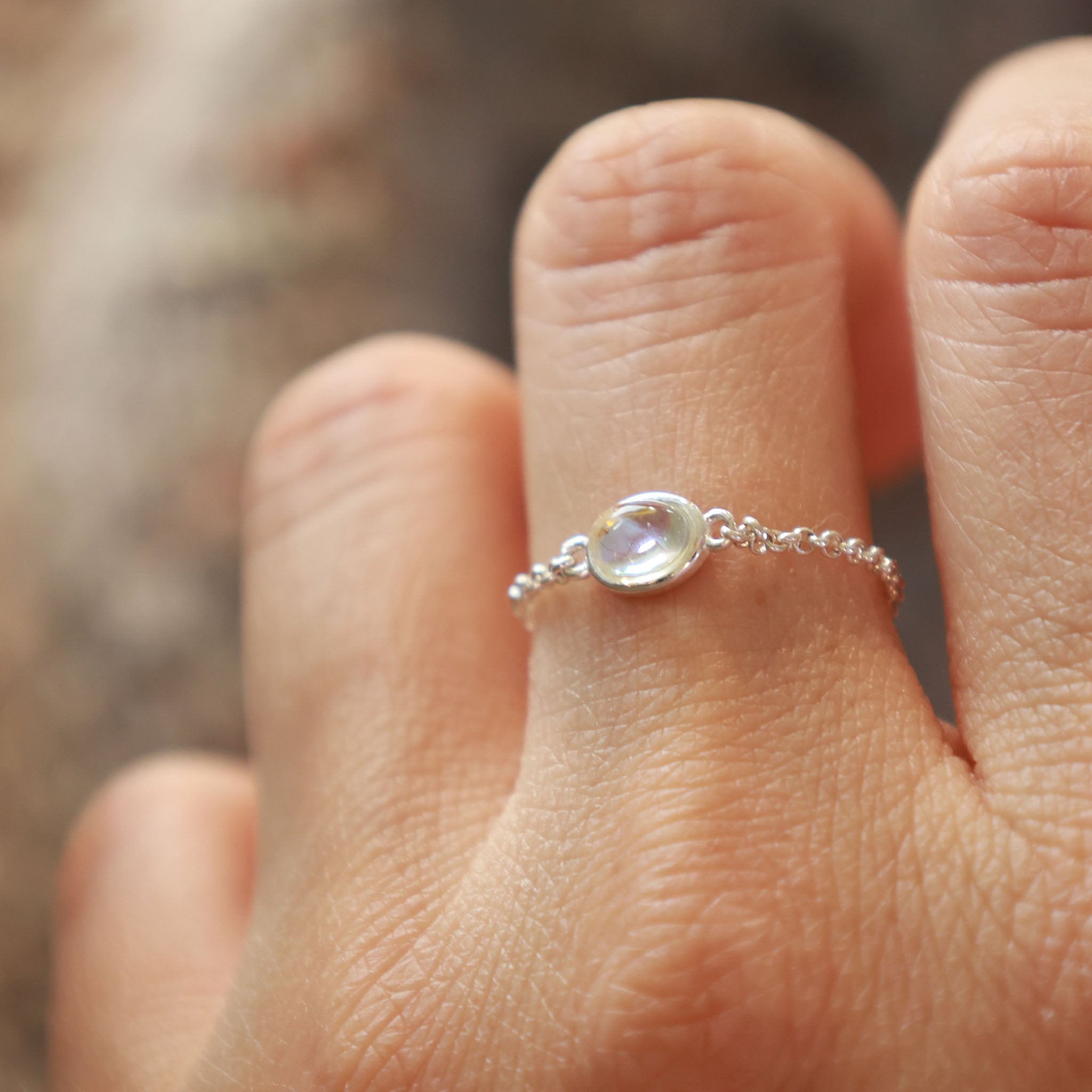 Modell trägt verstellbaren Moon Light Ring aus Mondstein, 925er Silber