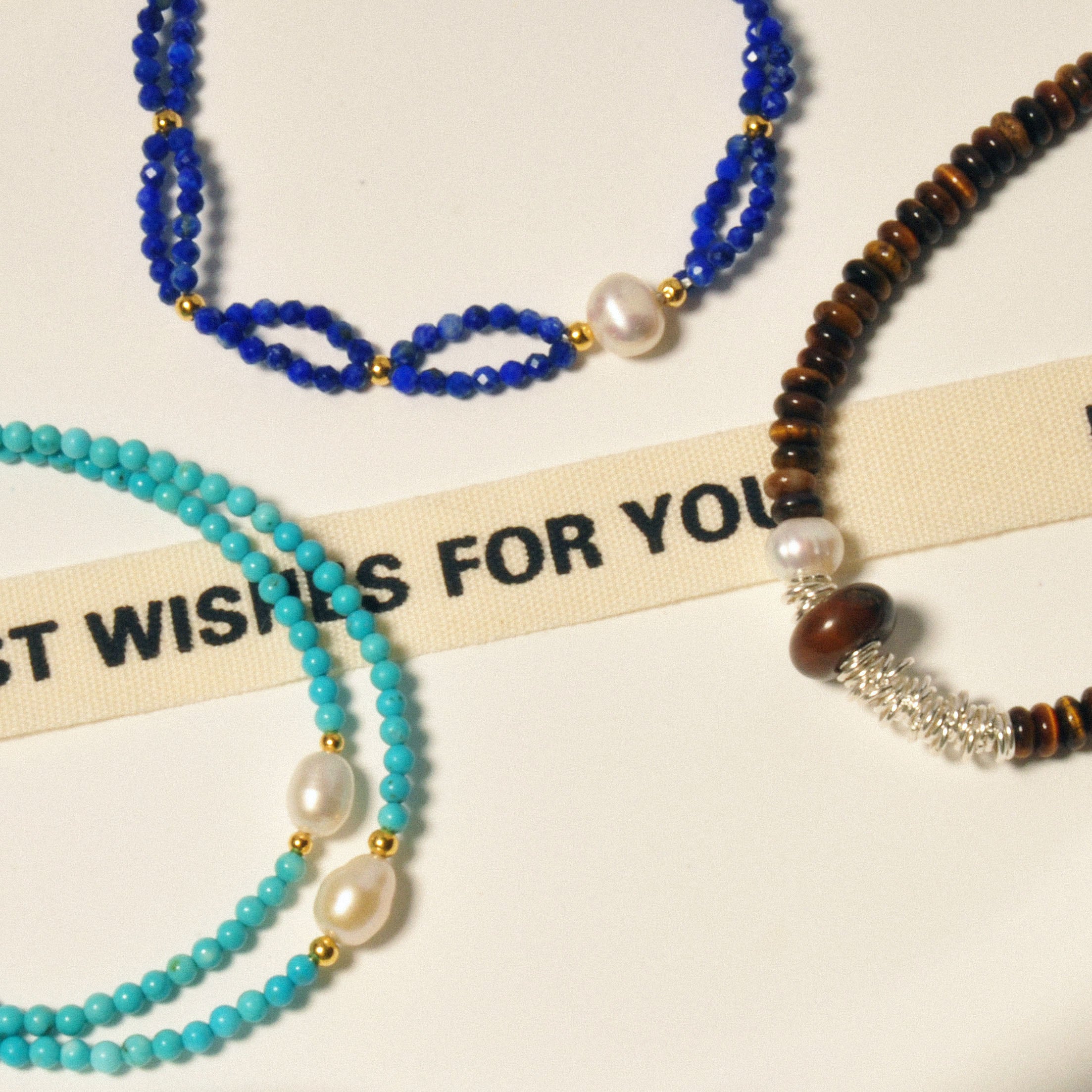 Mehrere Aurora Armbänder in verschiedenen Designs auf einem Tisch ausgestellt.