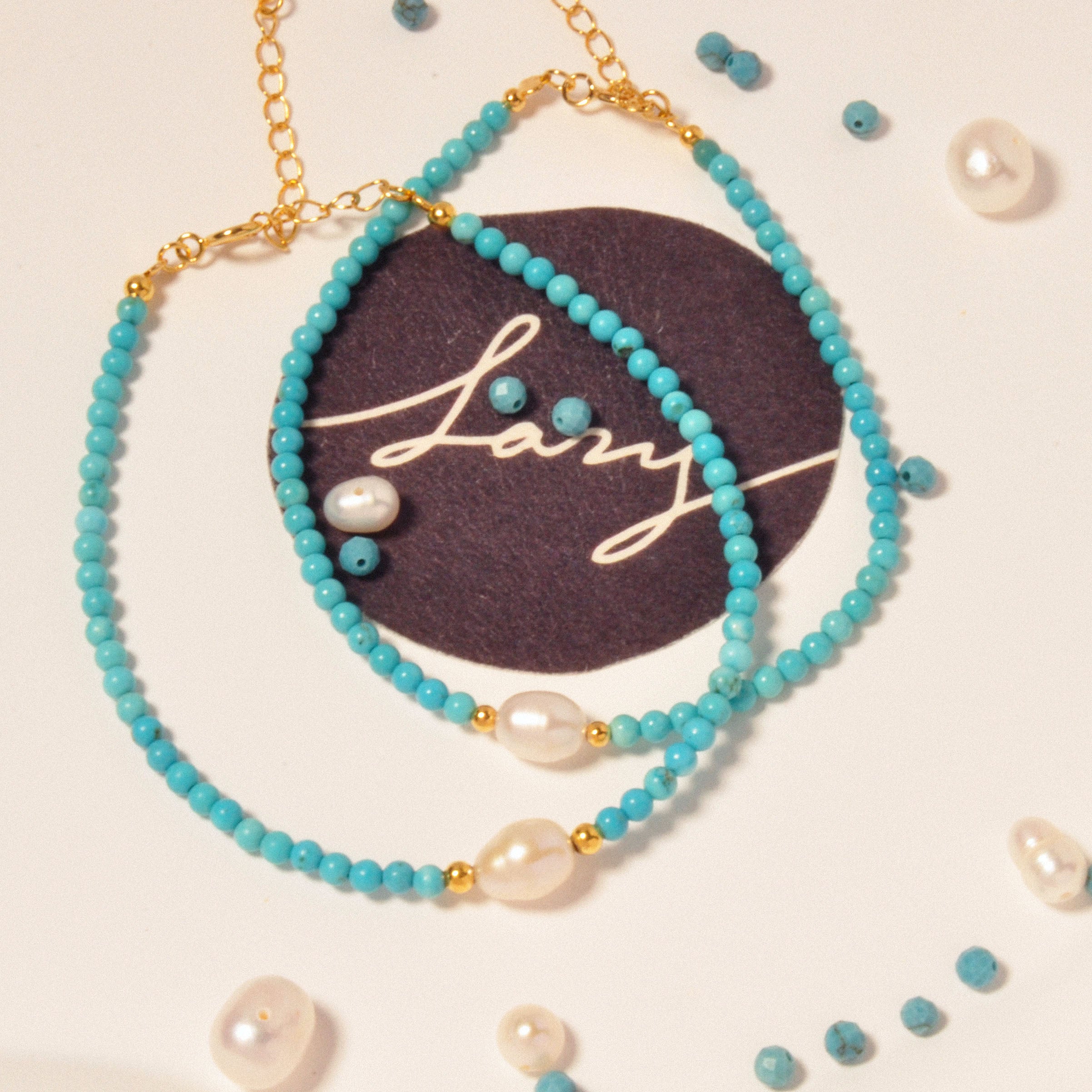 Mehrere Isla Armbänder in verschiedenen Designs auf einem Tisch ausgestellt.