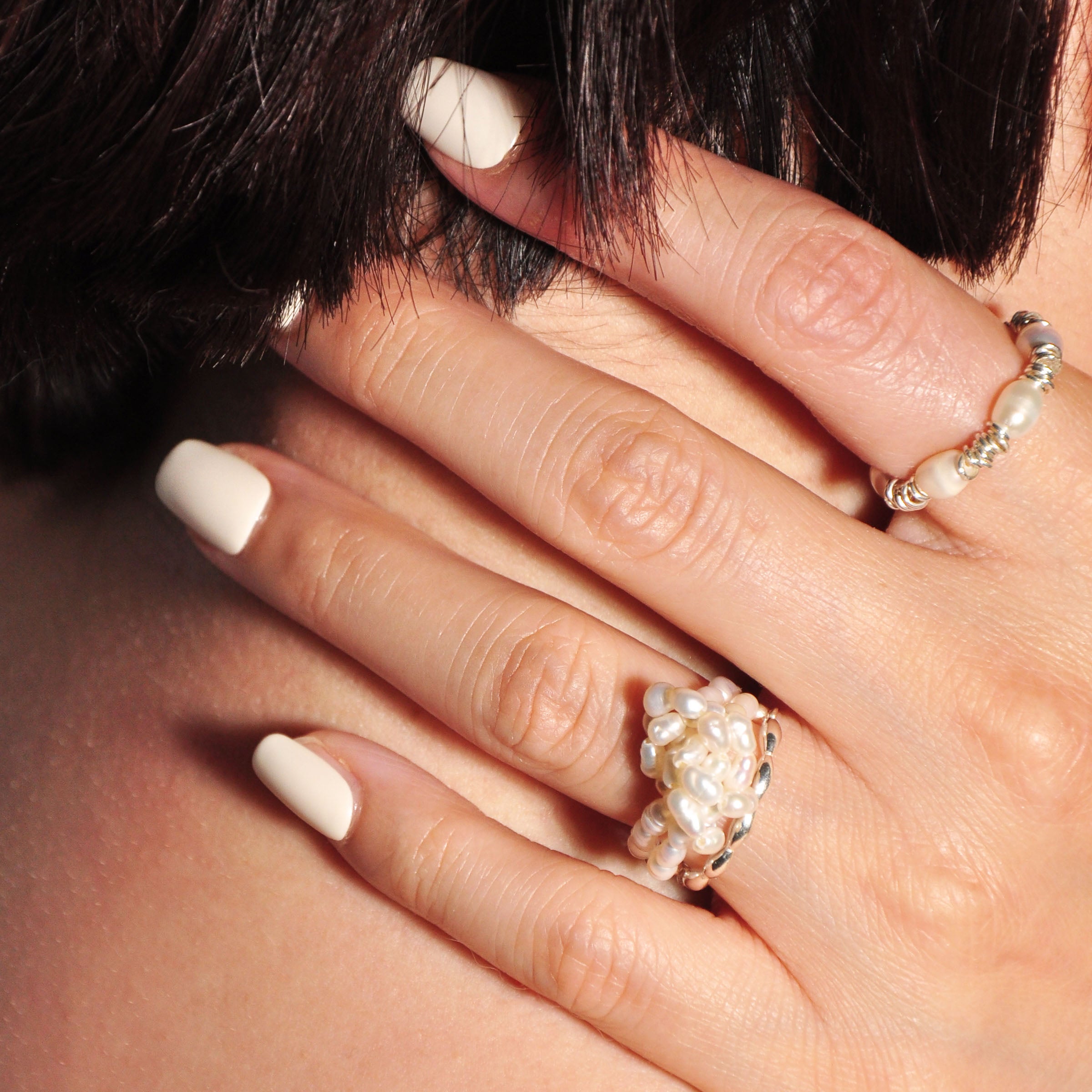 Modell trägt Calla Ring und andere Ringe