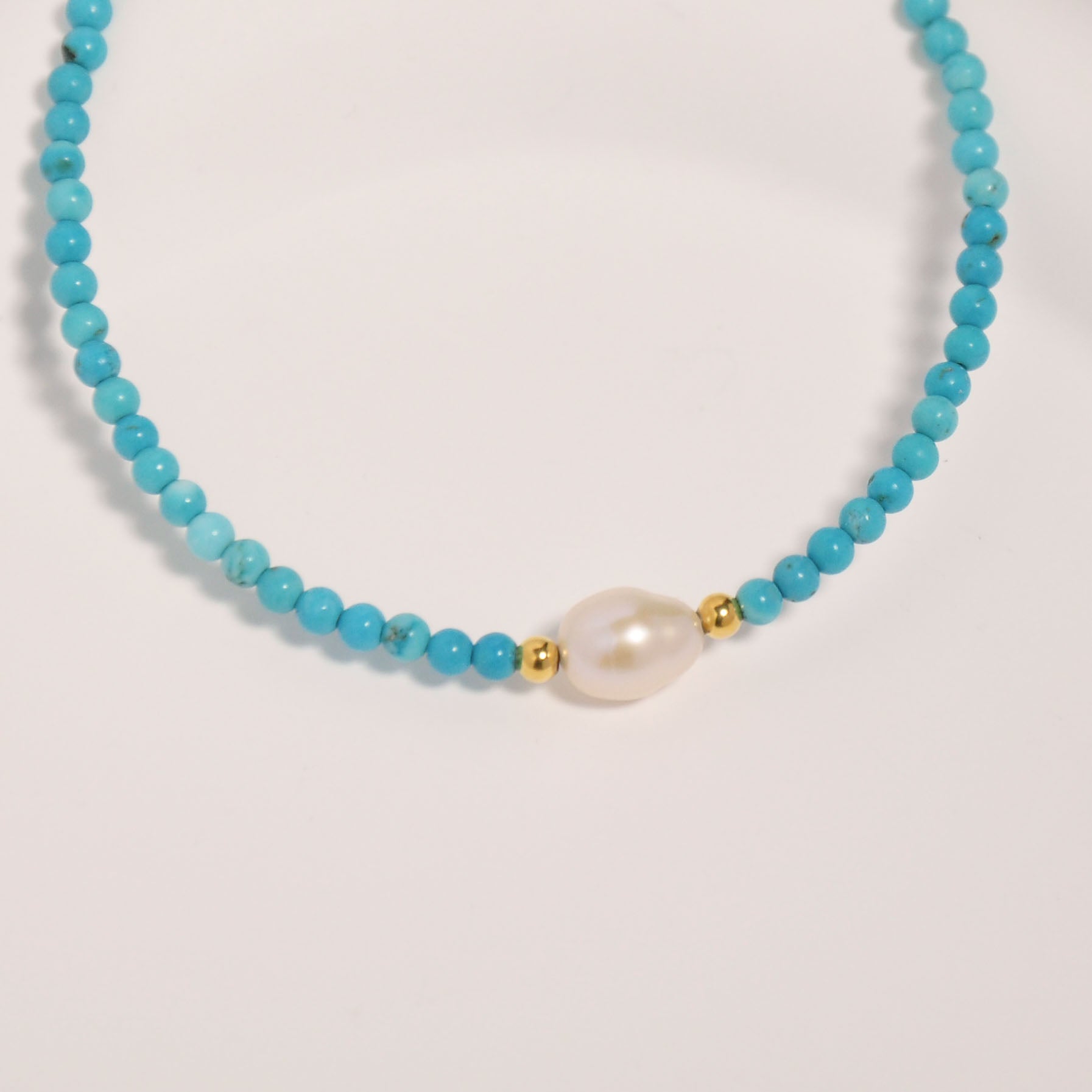 Nahaufnahme der Isla Armband auf einem weißen Hintergrund