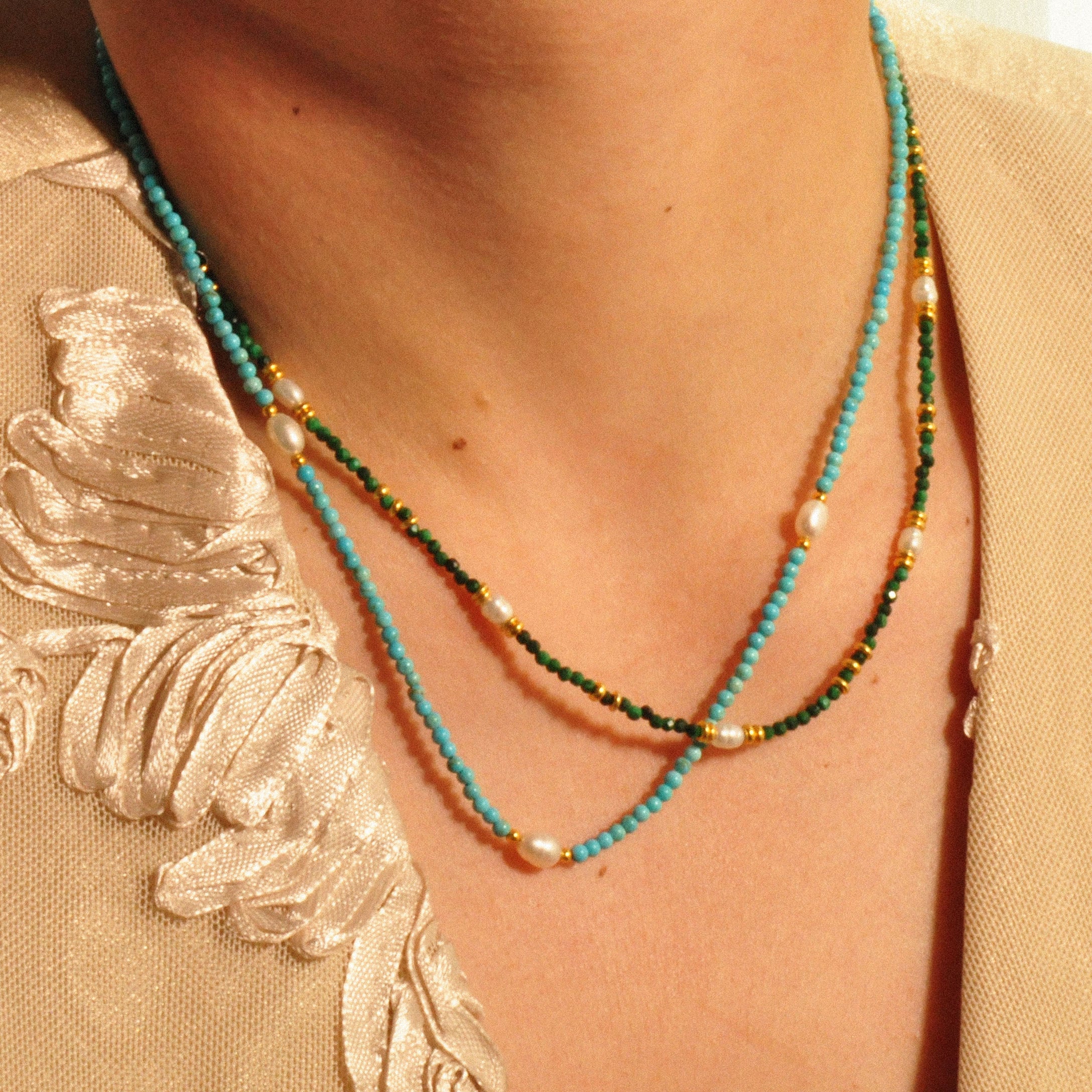 Modell trägt die Isla Halskette im Layering-Stil