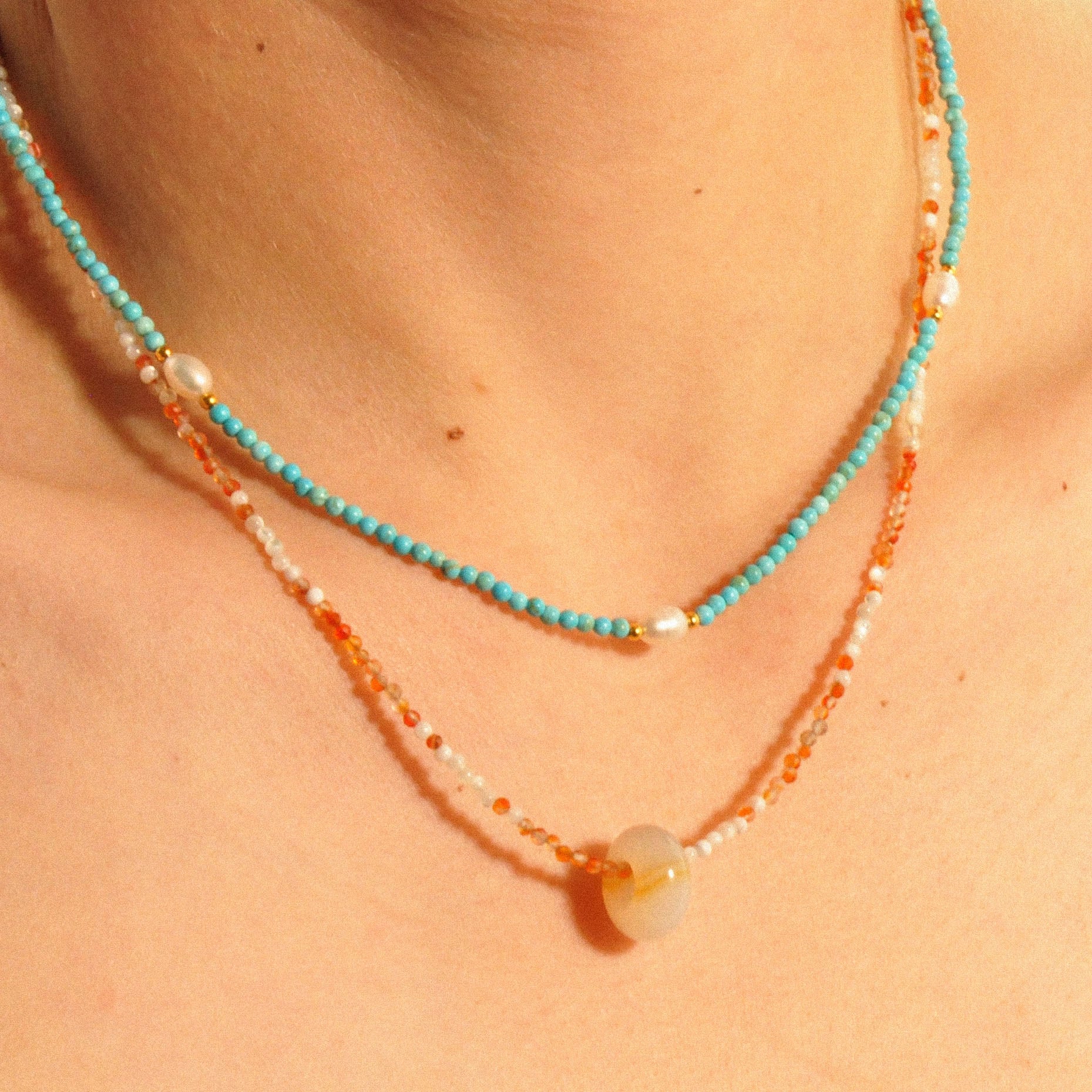 Modell trägt die Felicity Halskette im Layering-Stil