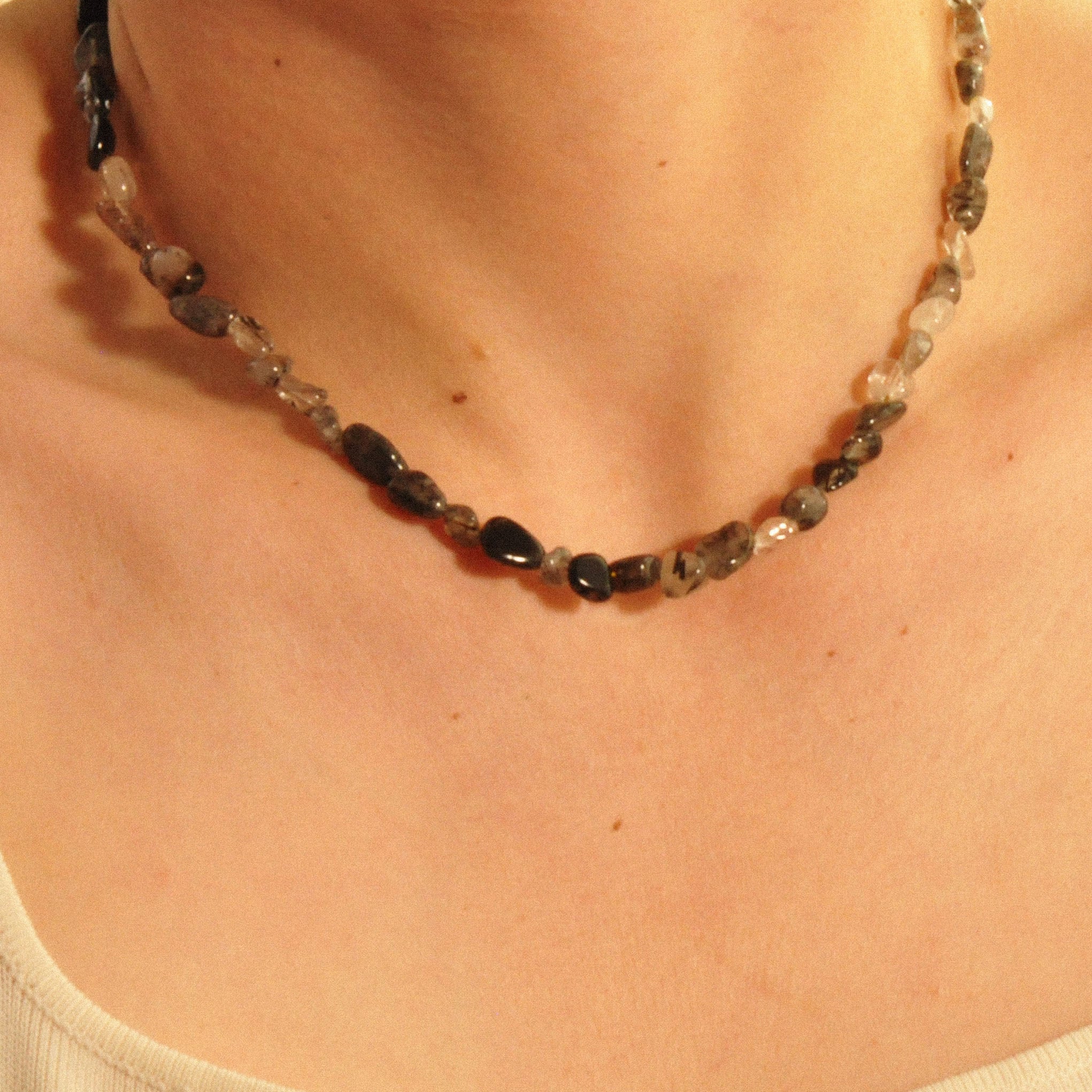 Modell trägt die Seraphina Halskette aus Schwarzer Rutilquarz