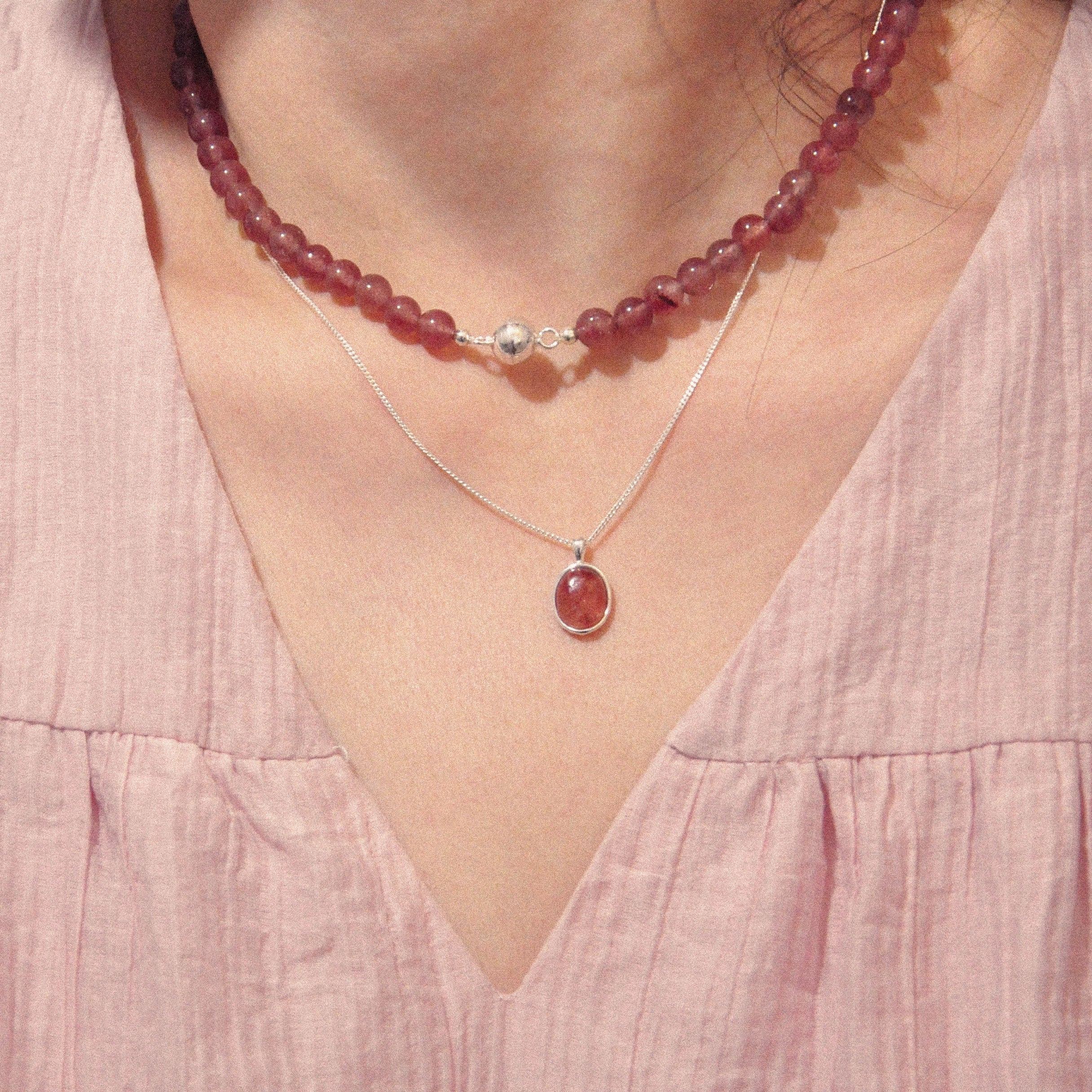 Modell trägt die Lily Halskette im Layering-Stil