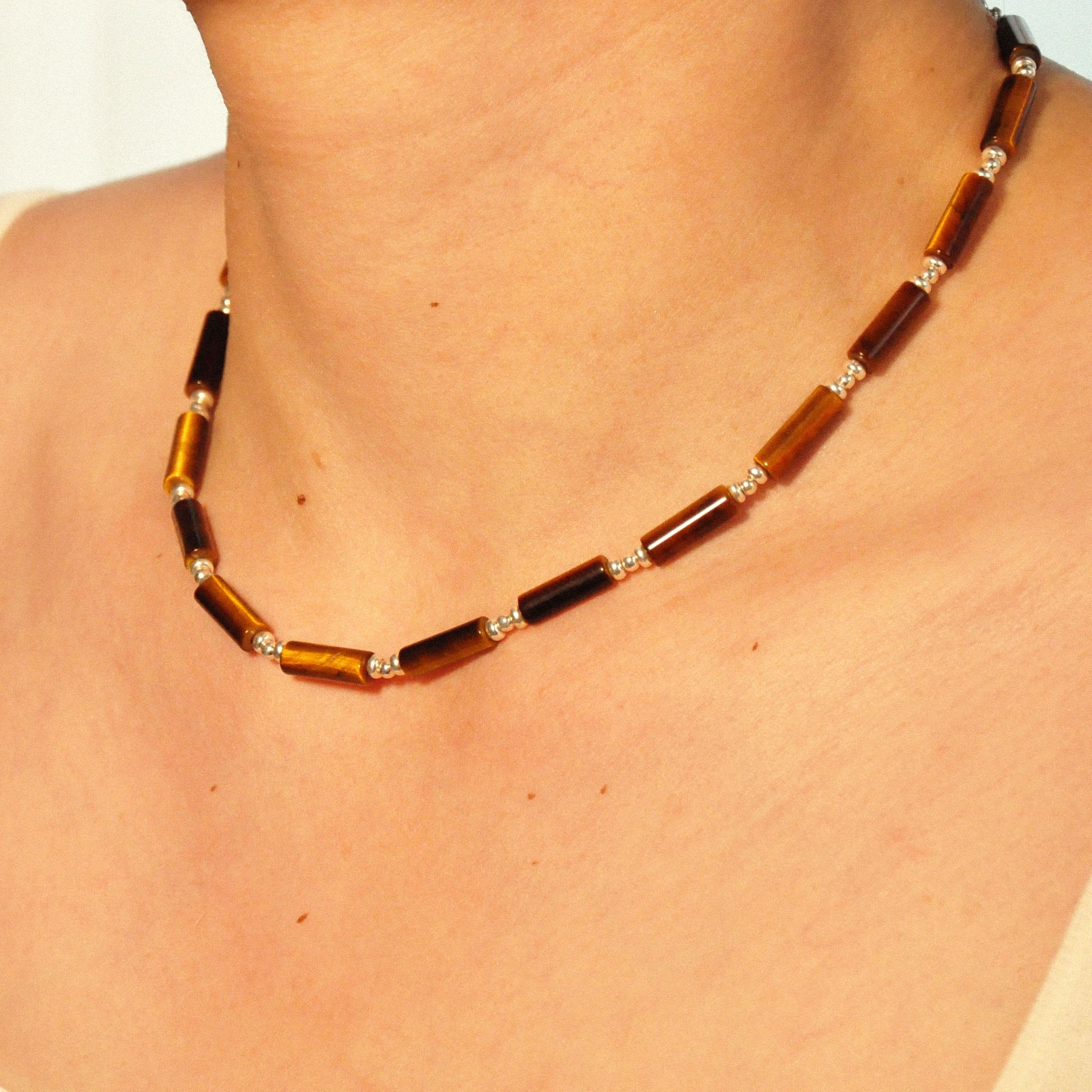 Modell trägt die Prosperity Halskette aus Tigerauge und 925er Silber