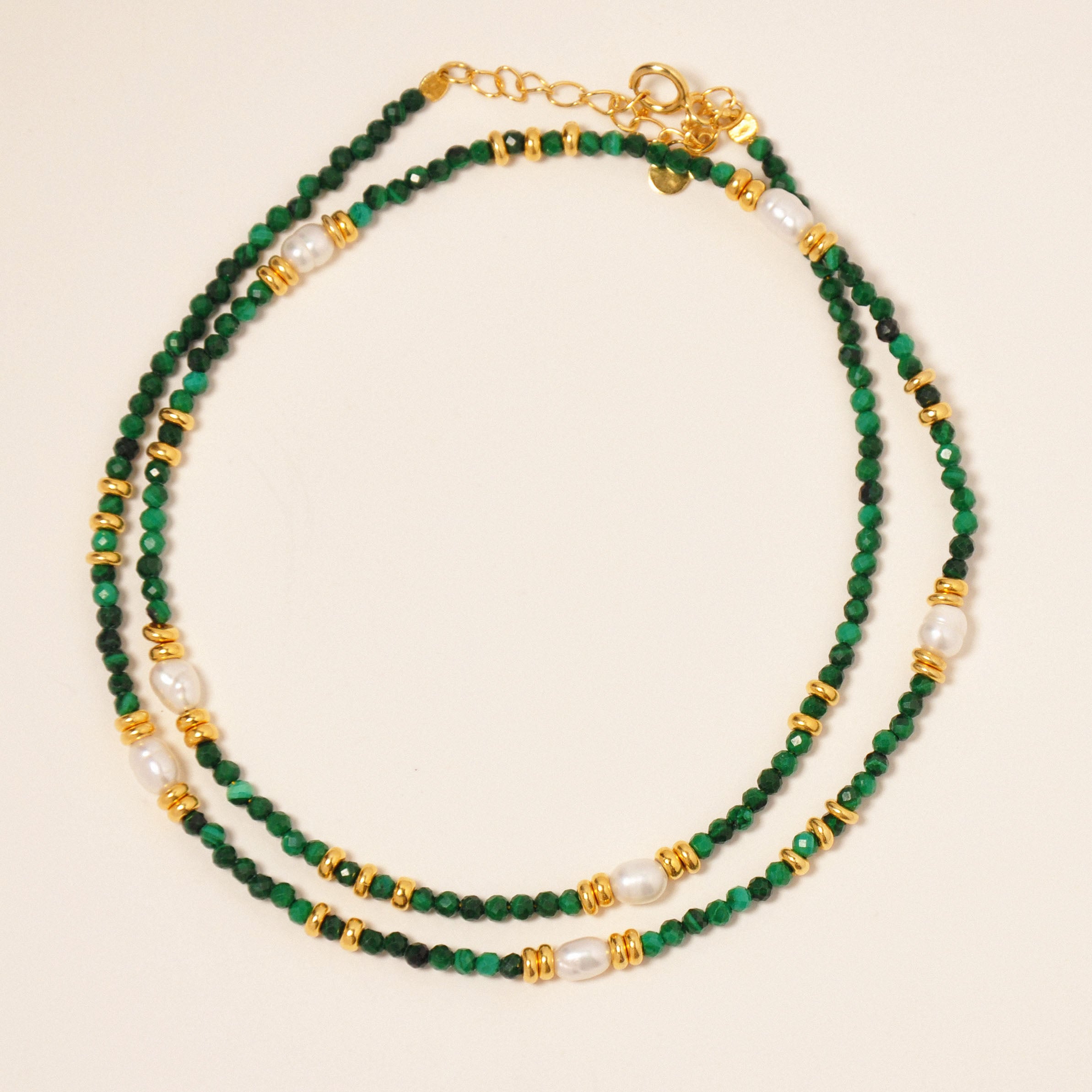 Nahaufnahme der Ophelia Halskette auf einem weißen Hintergrund