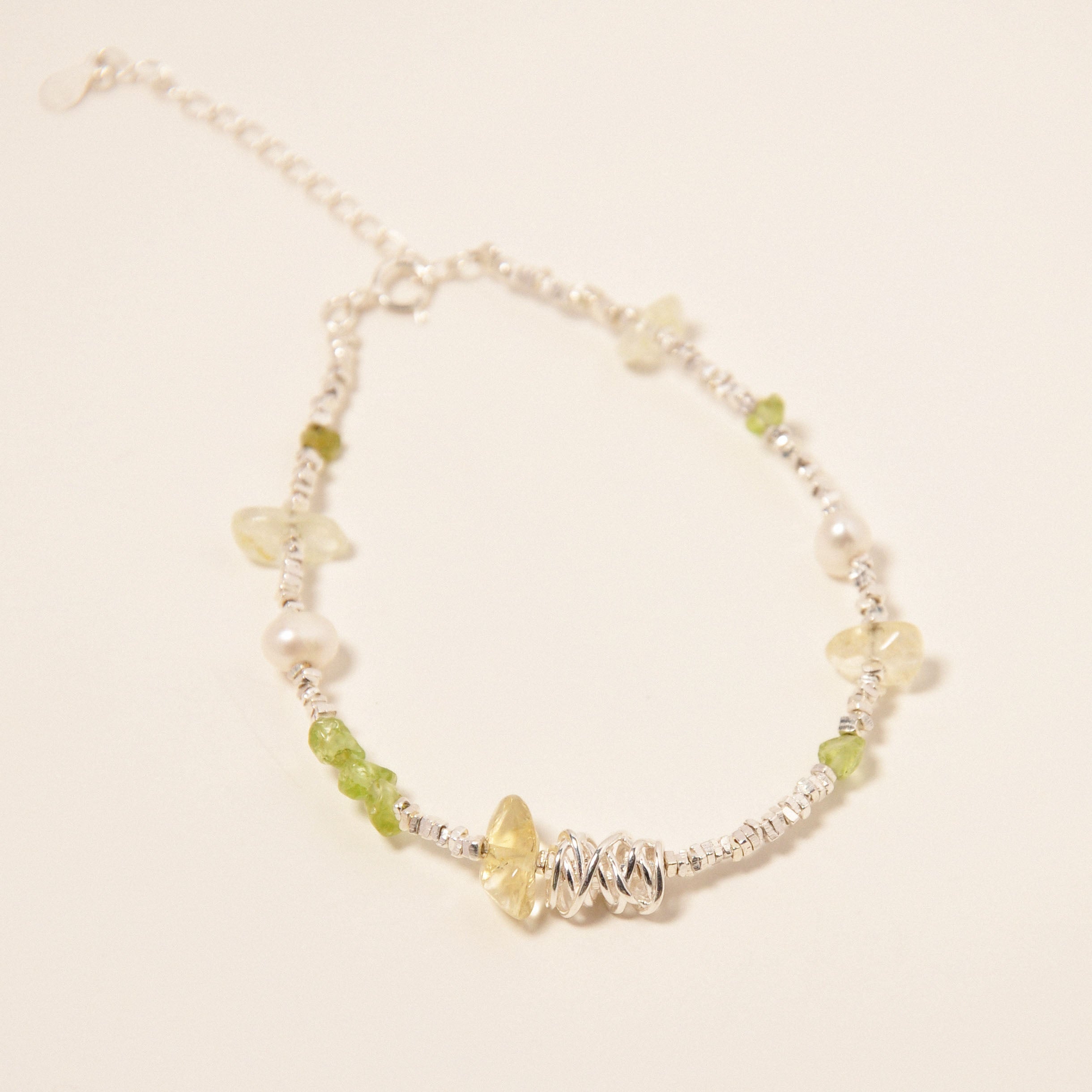 Nahaufnahme des Citrus Candy Armbands auf einer hellen Unterlage.