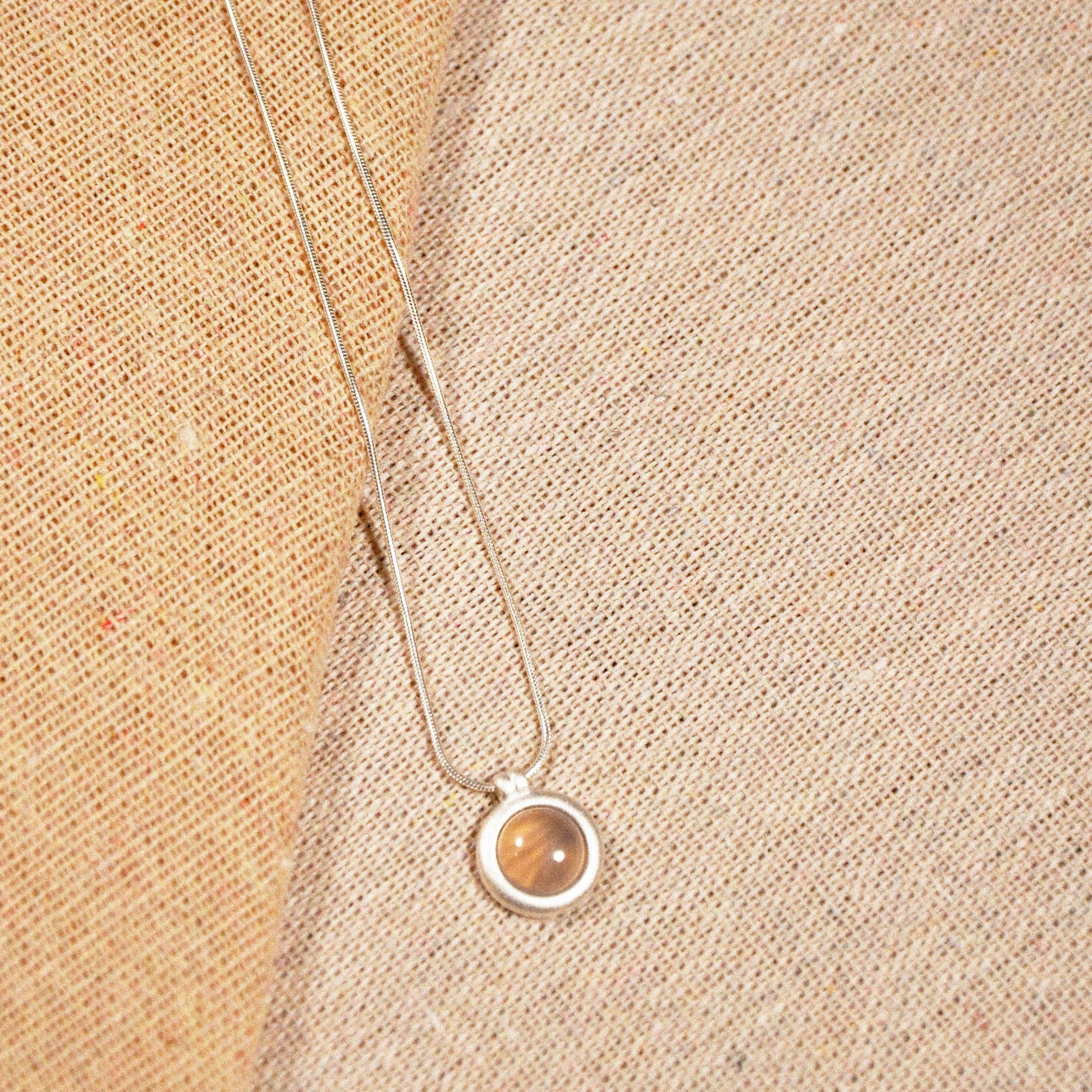 Nahaufnahme des Nova Halskette auf einer hellen Unterlage.