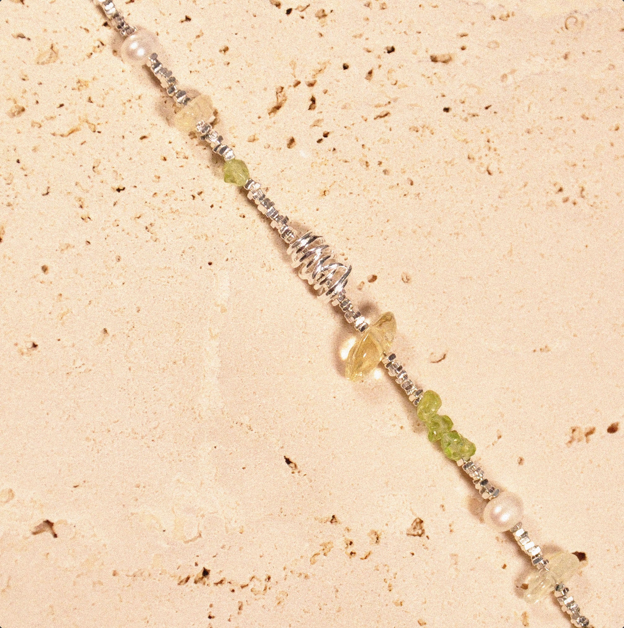 Nahaufnahme des Citrus Candy Armbands auf einer hellen Unterlage.