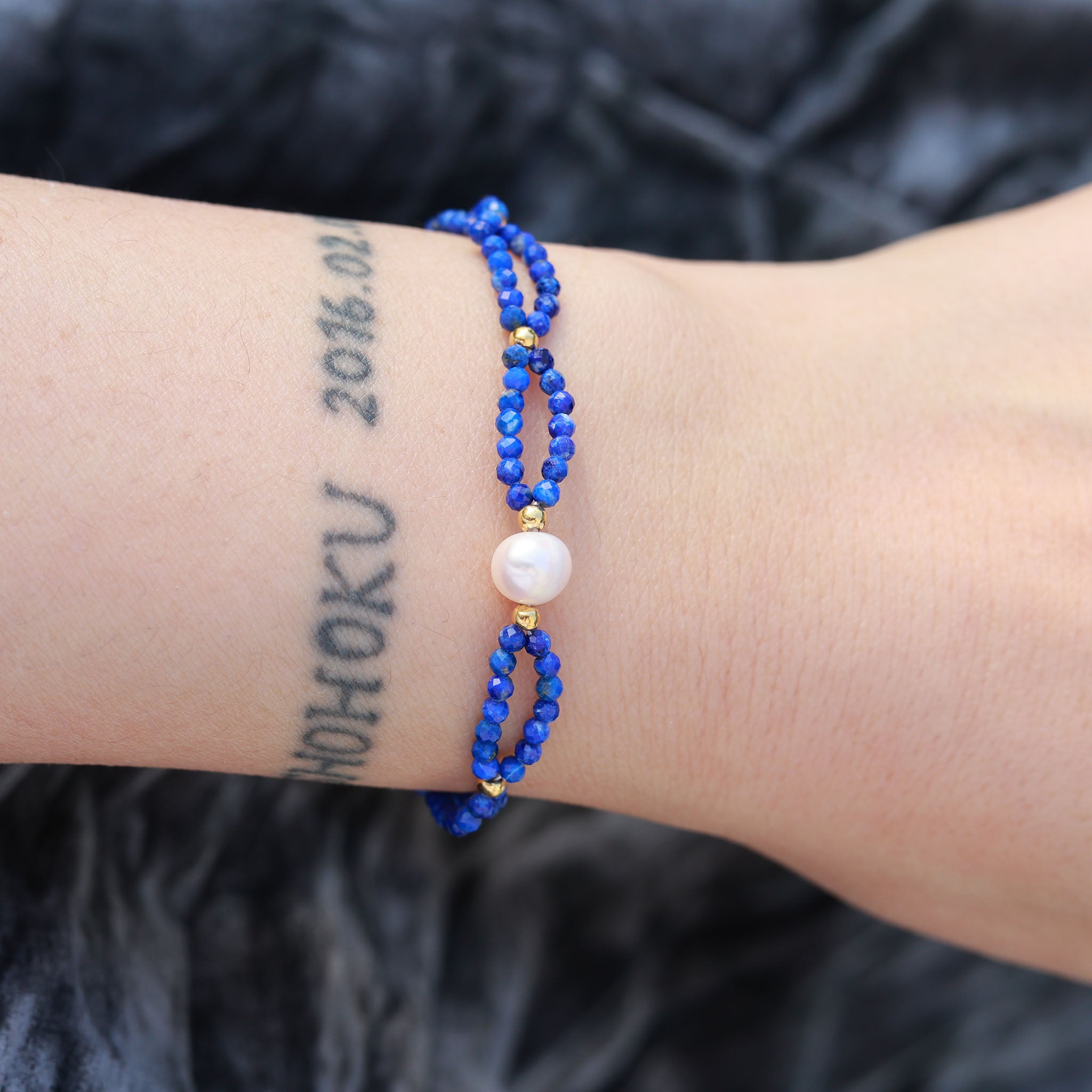 Modell trägt Schmuck aus Lapislazuli