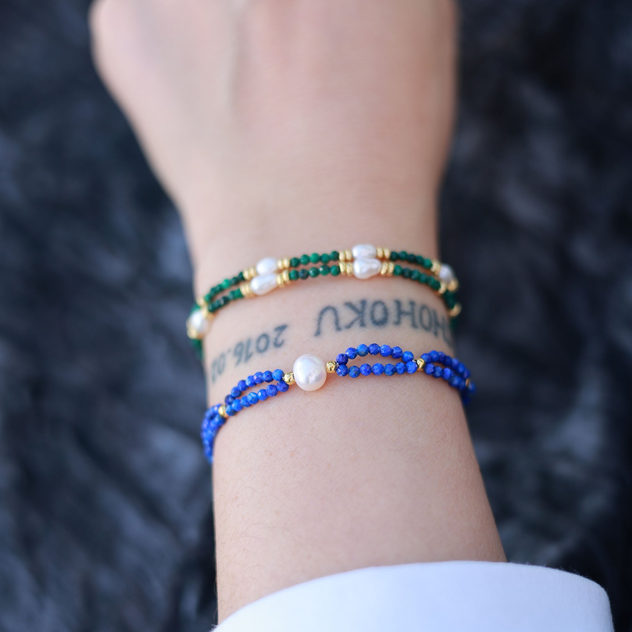 Modell trägt Schmuck aus Lapislazuli