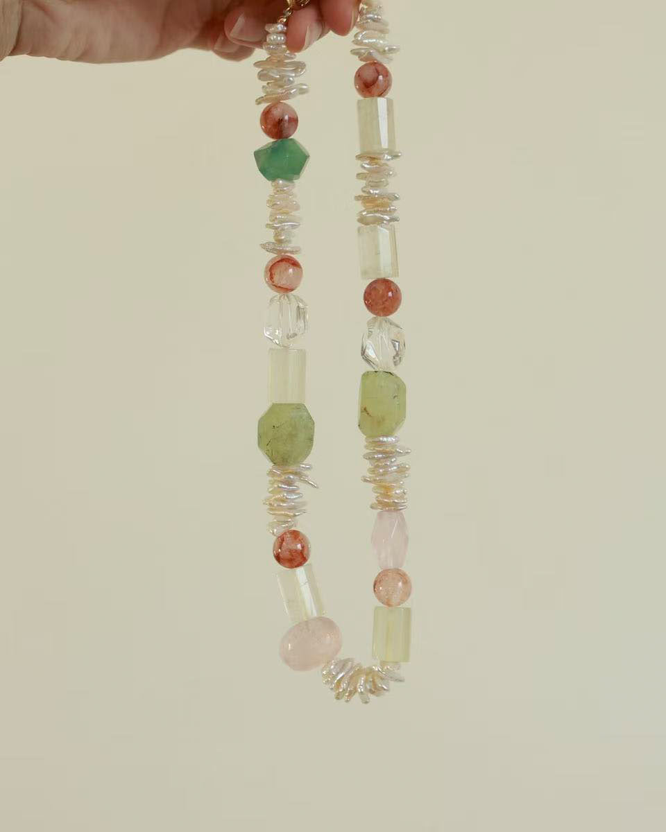 Handgefertigte Halskette mit Kristall & Barockperlen