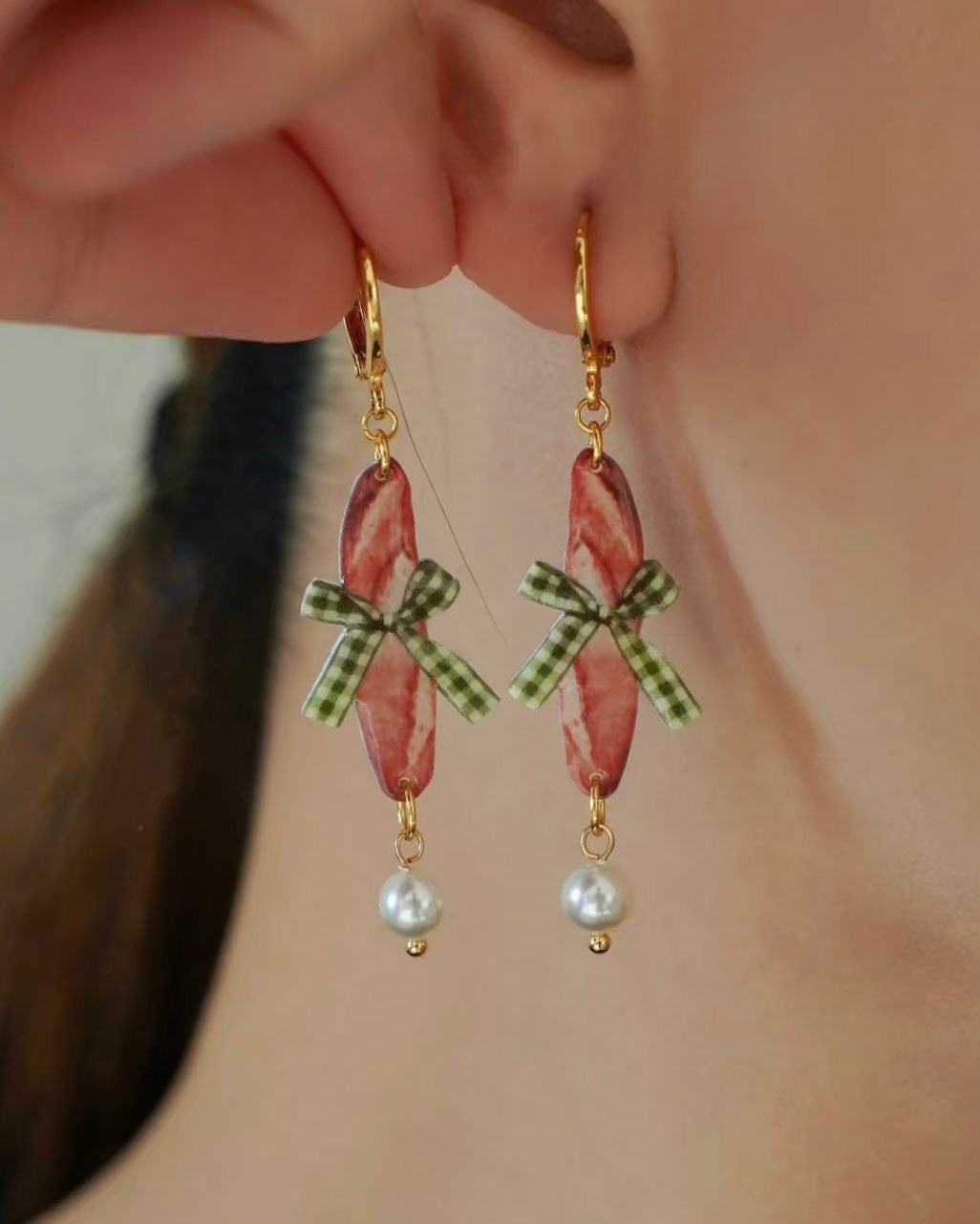 Modell trägt handgefertigte Playful Drops Ohrringe mit Baguette-, Schleifen- und Perlenmotiv – Schmuckdesign von Luumi Creative Hamburg.