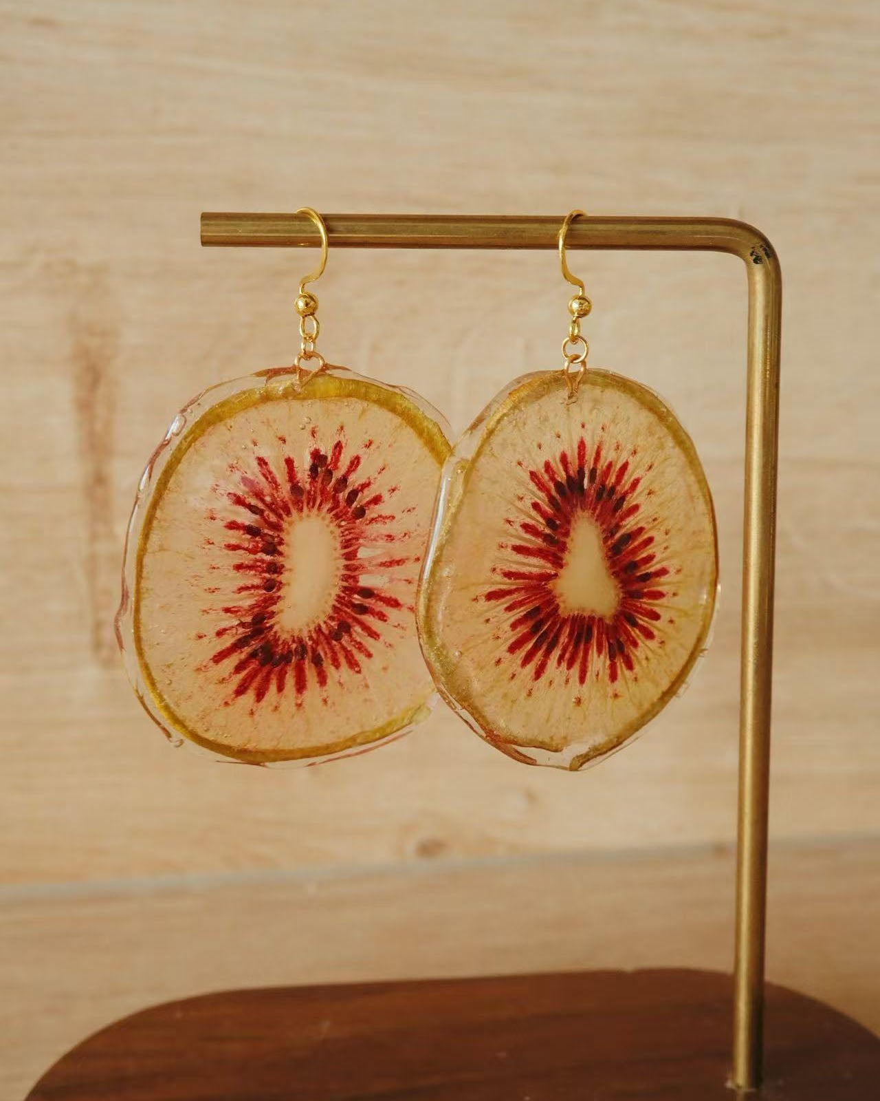 Handgefertigte Real Kiwi Ohrringe aus echten Kiwi-Scheiben in Kunstharz – natürlicher Fruchtschmuck von Luumi Creative Hamburg.