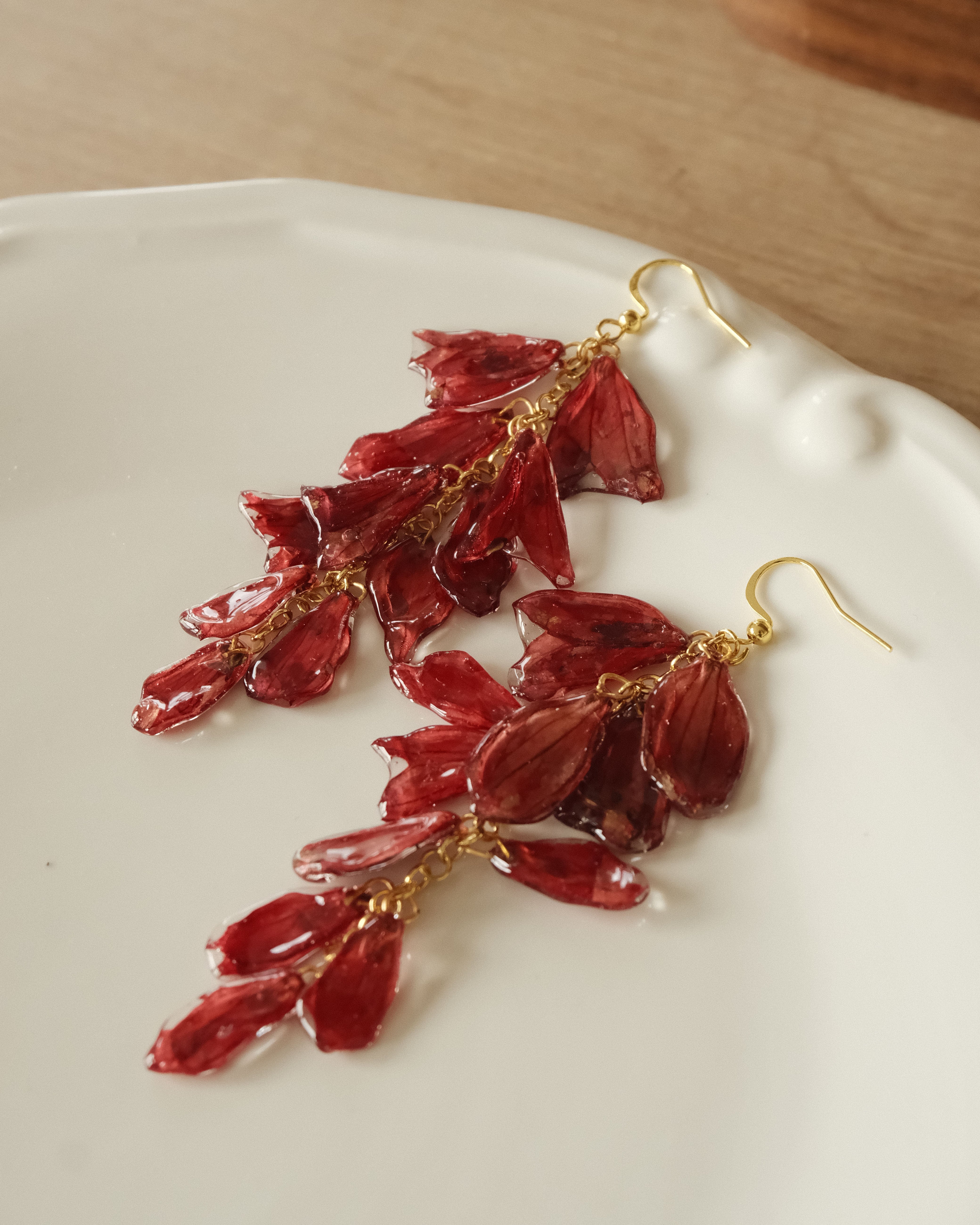 Handgefertigte Red Salvia Ohrringe aus echten roten Salbei-Blütenblättern in Harz – leuchtender Blütenschmuck von Luumi Creative Hamburg.
