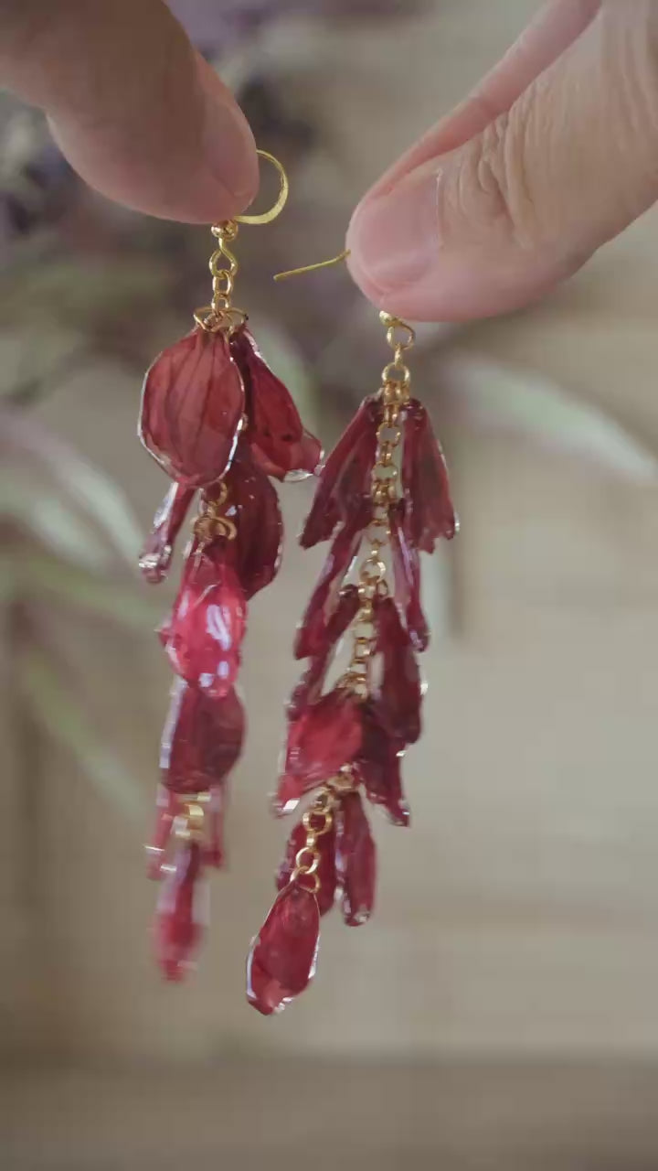 Kurzes Video zeigt die Red Salvia Ohrringe in der Hand bei natürlichem Licht – echter Blütenschmuck von Luumi Creative Hamburg.