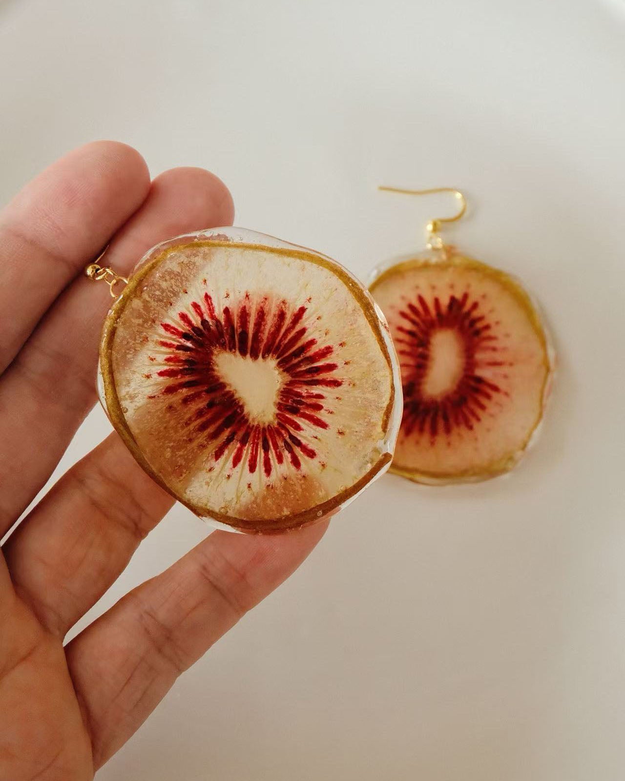 Detailansicht der echten Kiwi in Kunstharz – natürliche Struktur und Farbe, handgefertigt von Luumi Creative Hamburg.