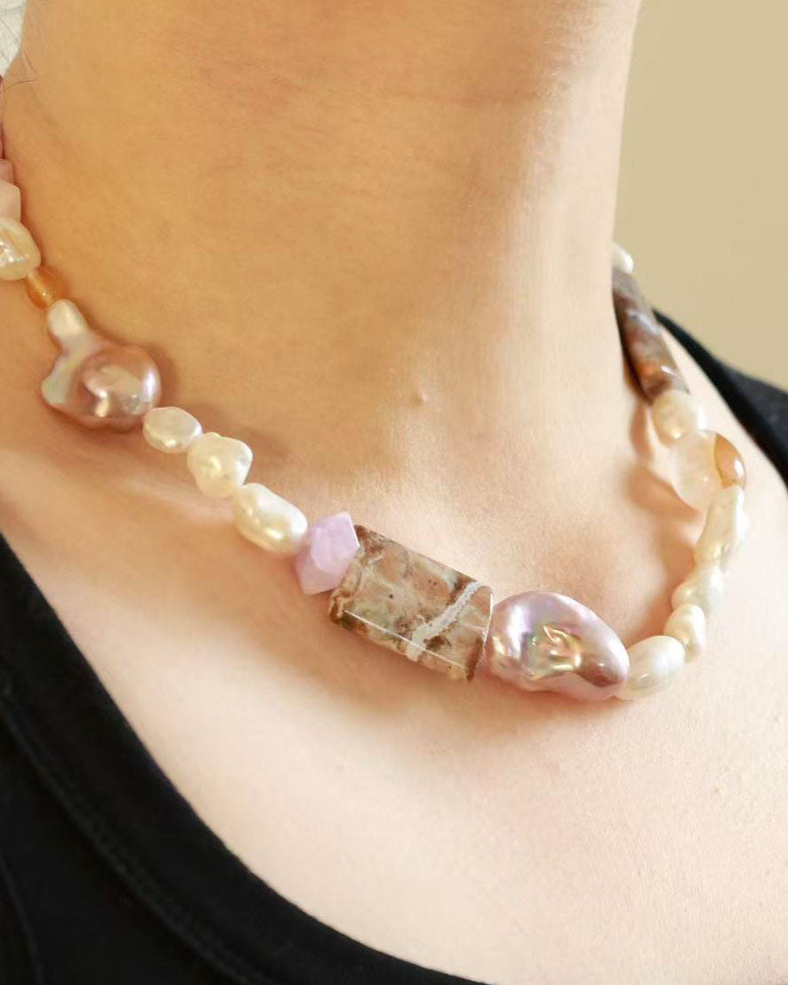 Handgefertigte Halskette mit Barockperlen, Naturstein & Kristall