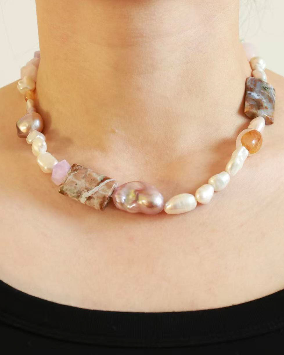 Handgefertigte Halskette mit Barockperlen, Naturstein & Kristall