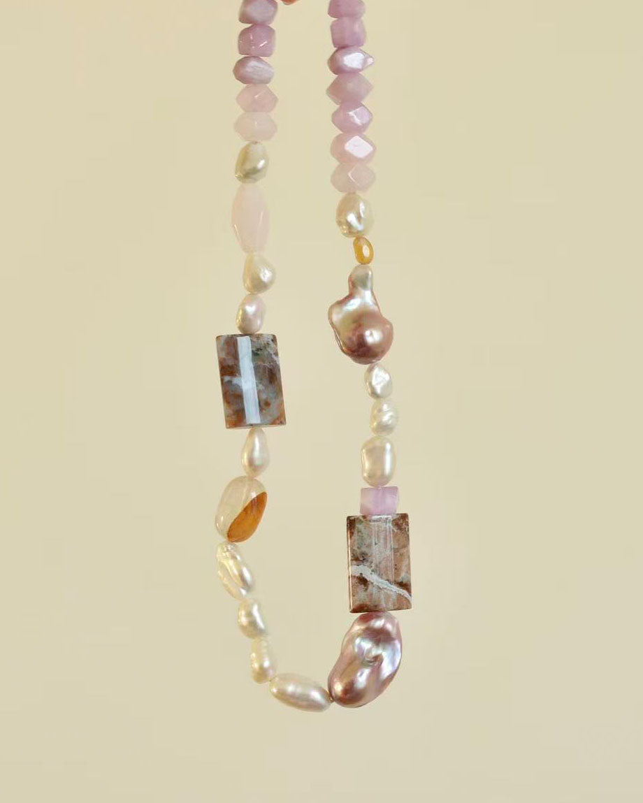 Handgefertigte Halskette mit Barockperlen, Naturstein & Kristall