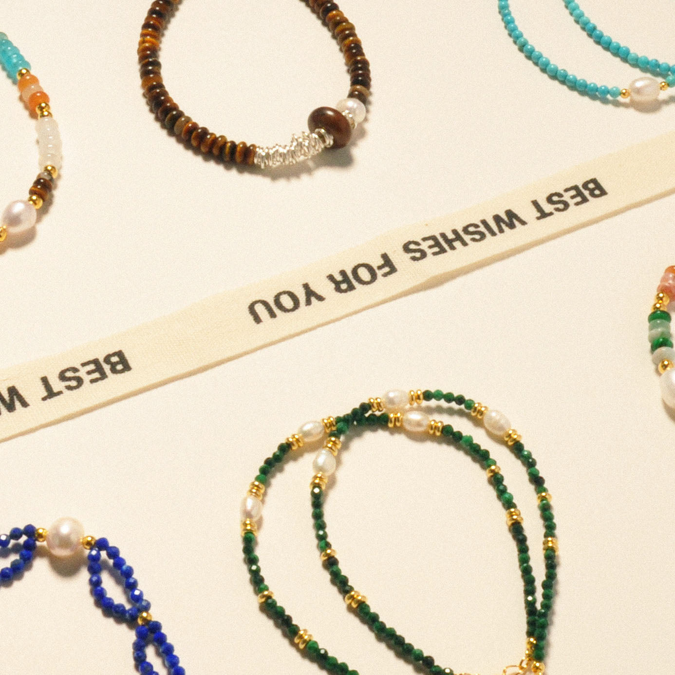 Ophelia Armband auf einer Dekorationsunterlage.