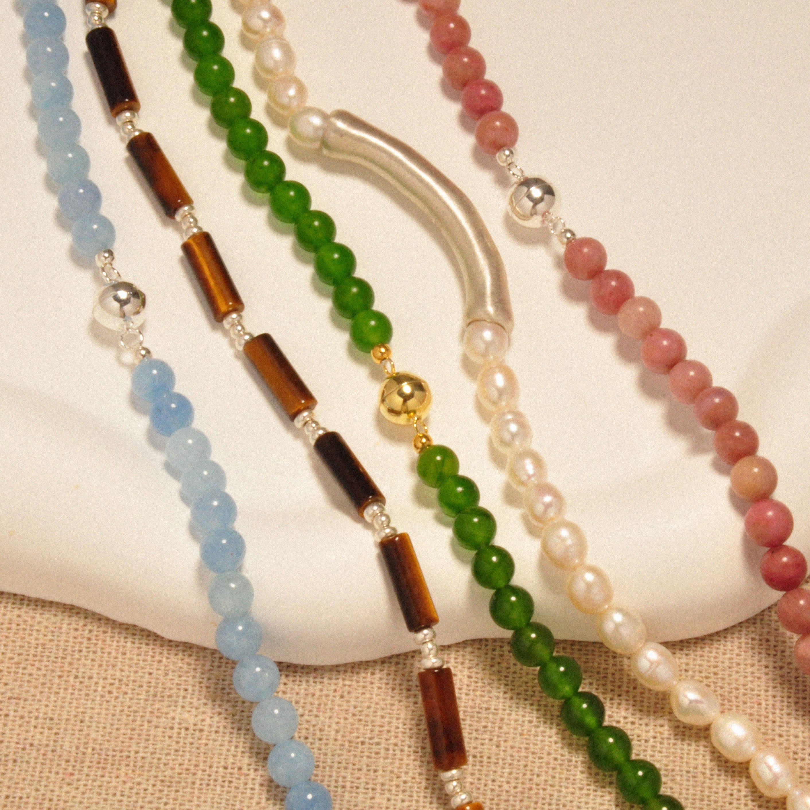 Verschiedene Schmuckstücke einschließlich der Eros Halskette aus Rhodochrosit und 925er Silber