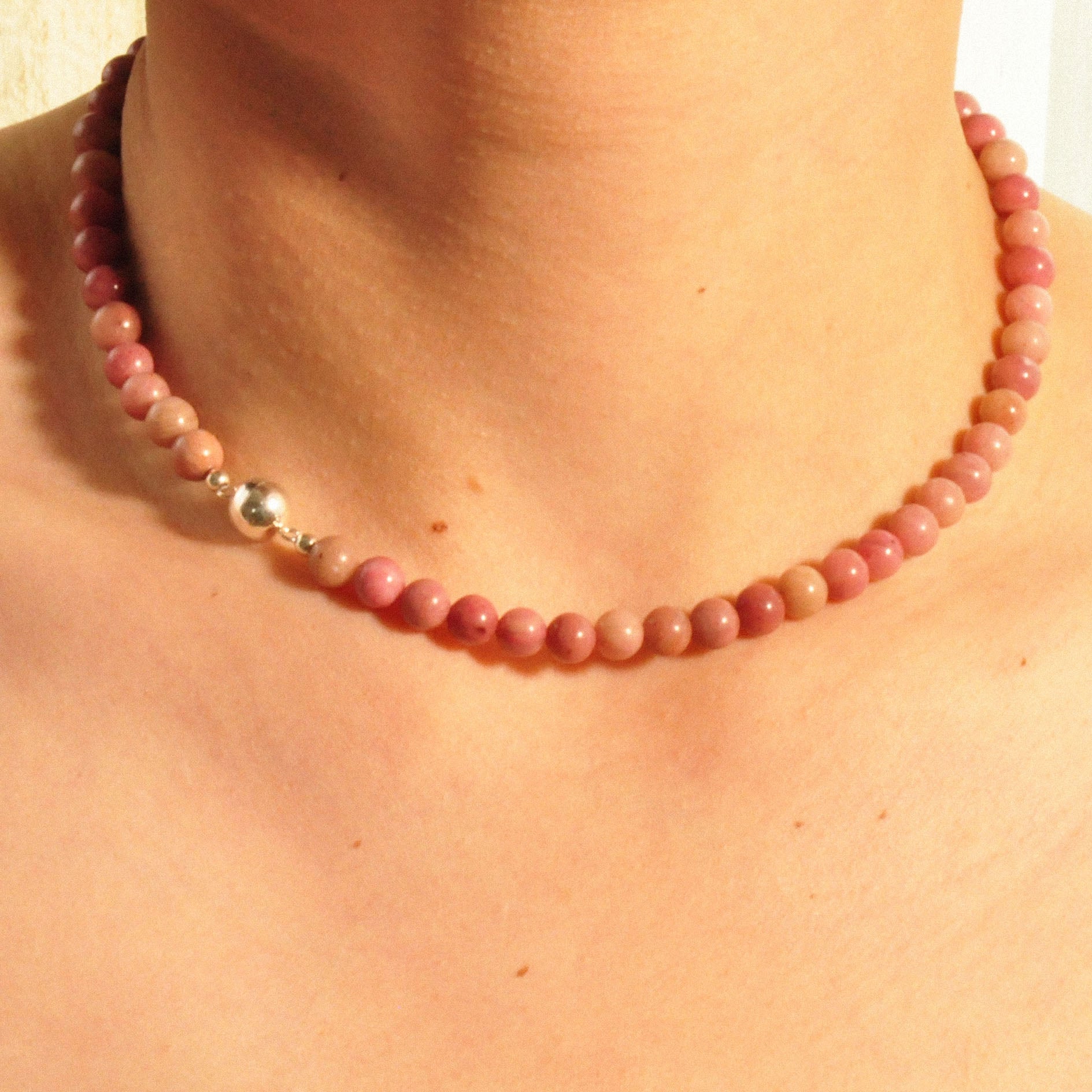 Eros Halskette, getragen von einem Modell.