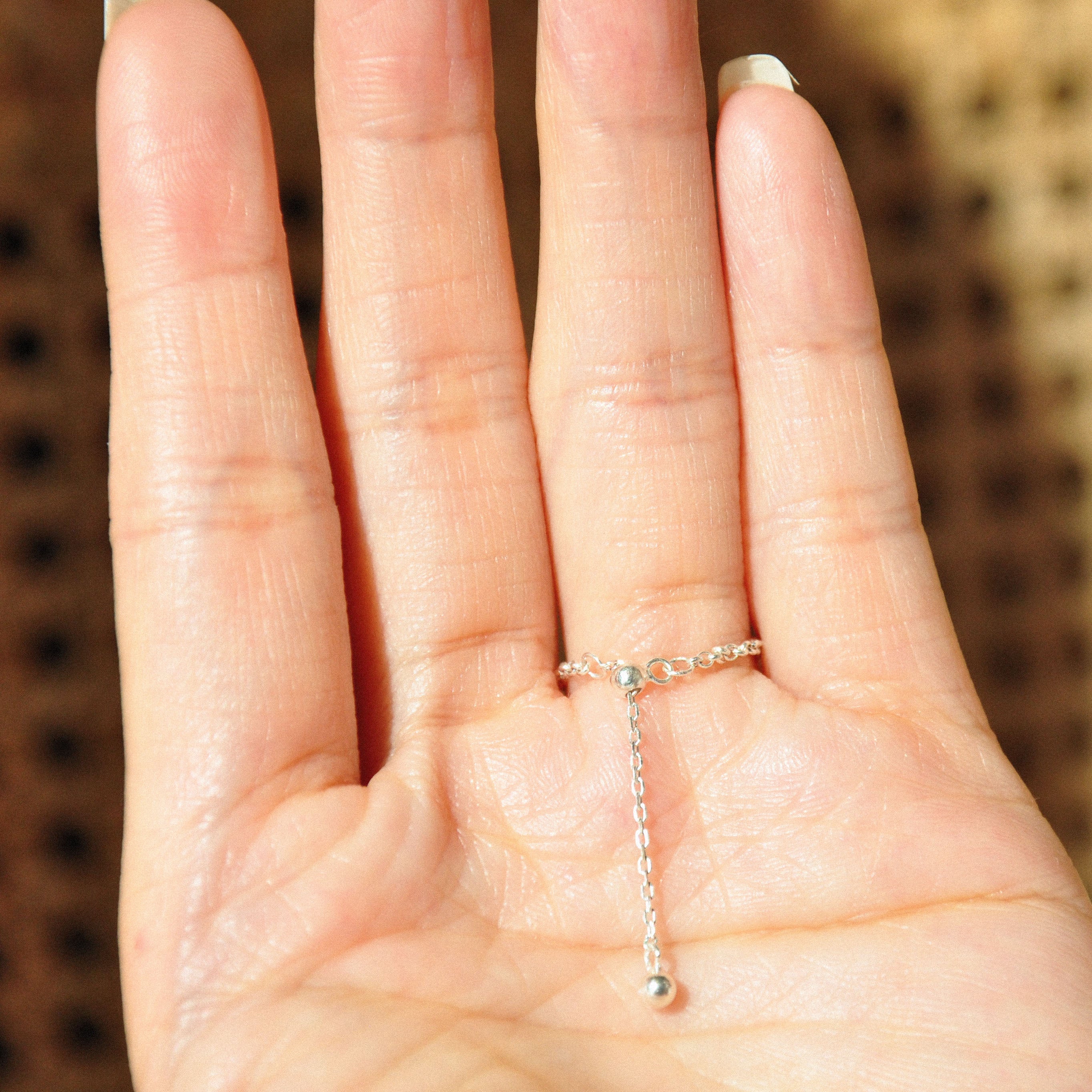 Modell trägt verstellbaren Moon Light Ring aus Mondstein, 925er Silber 