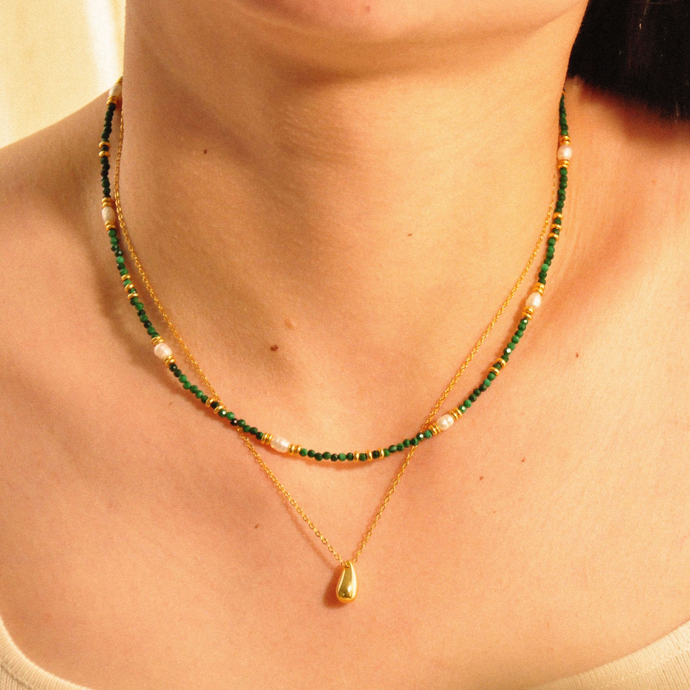 Modell trägt die Ophelia Halskette im Layering-Stil