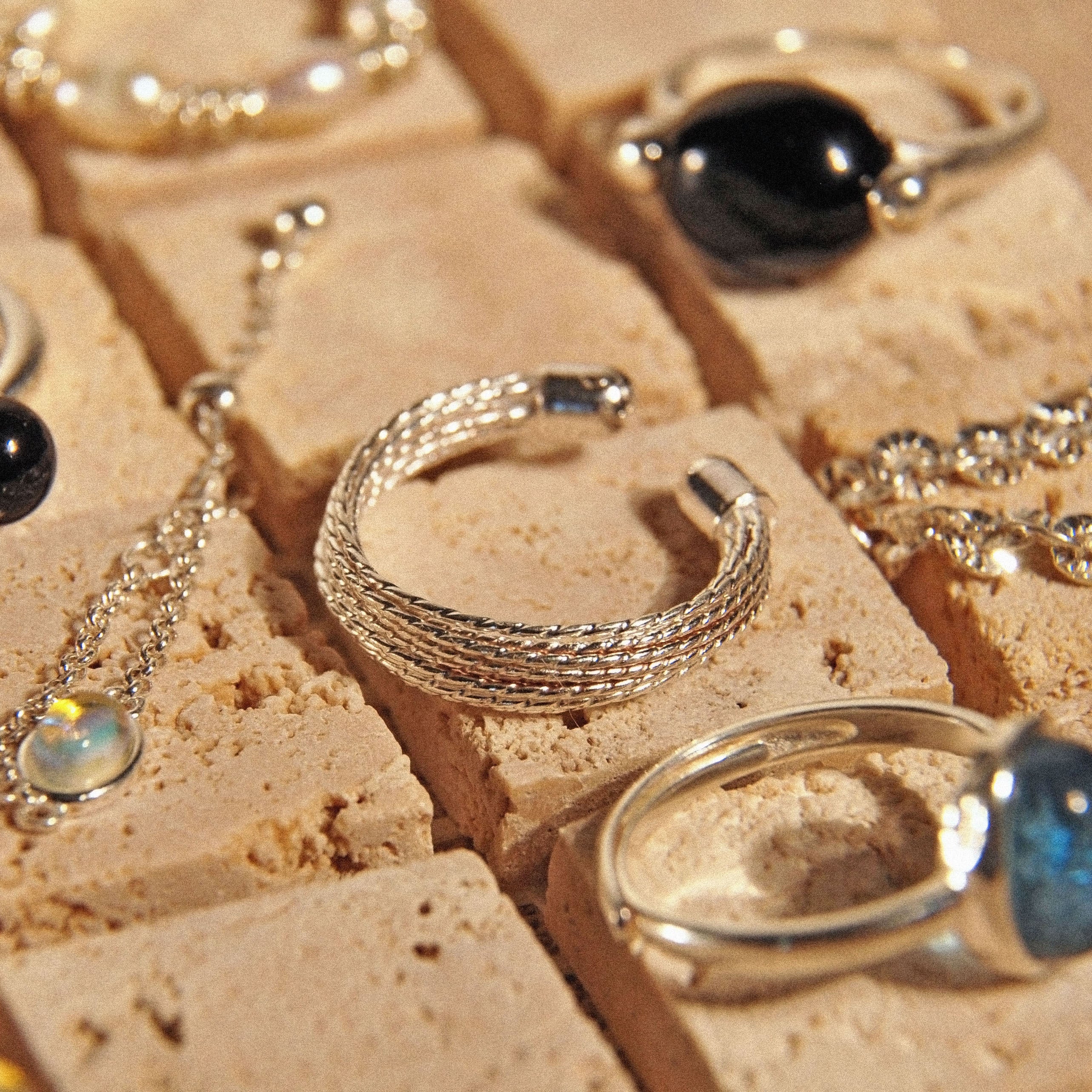 Verstellbarer Silberring in einer Schmuckpräsentation