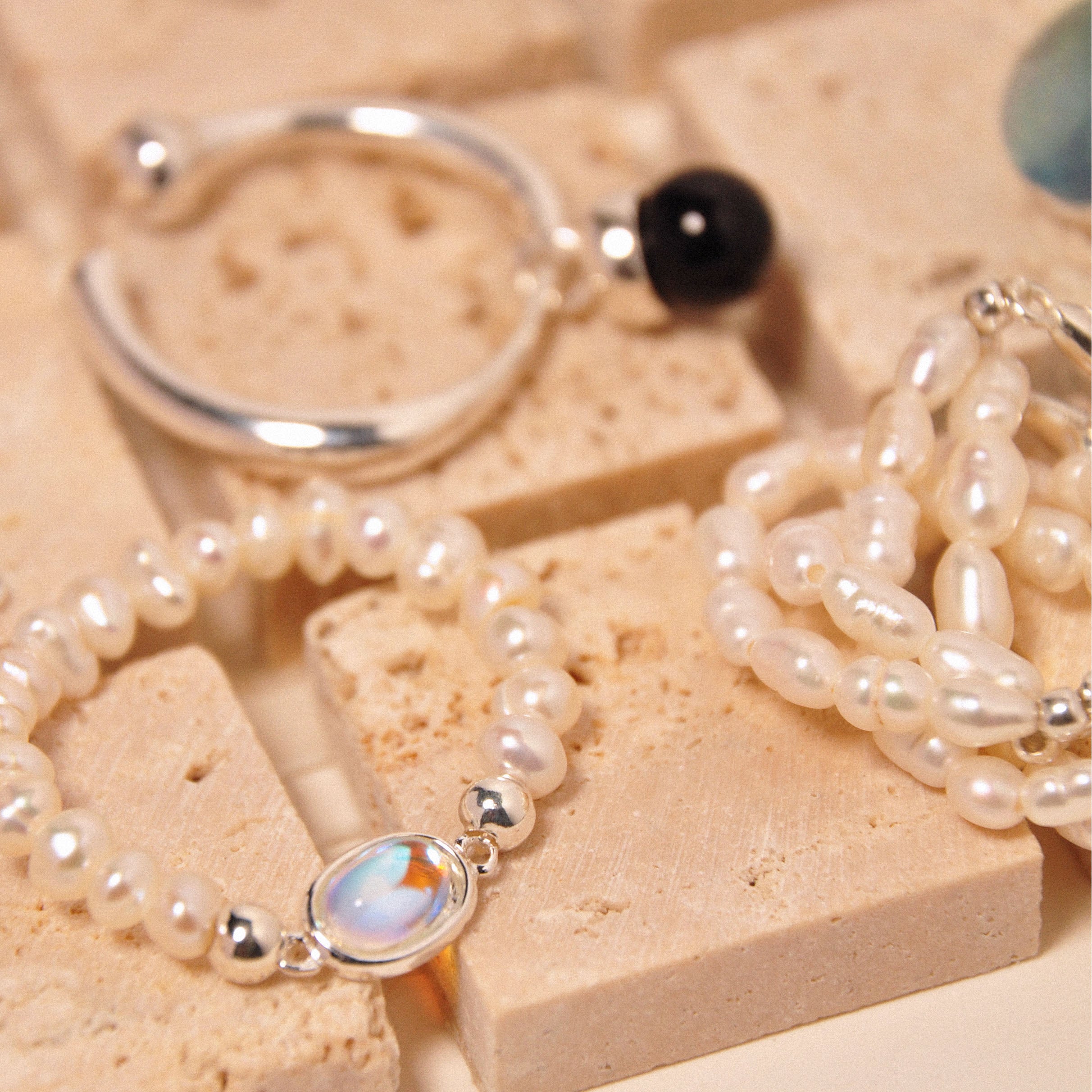 Lunette Ring mit anderen Ringen in einer Schmuckpräsentation