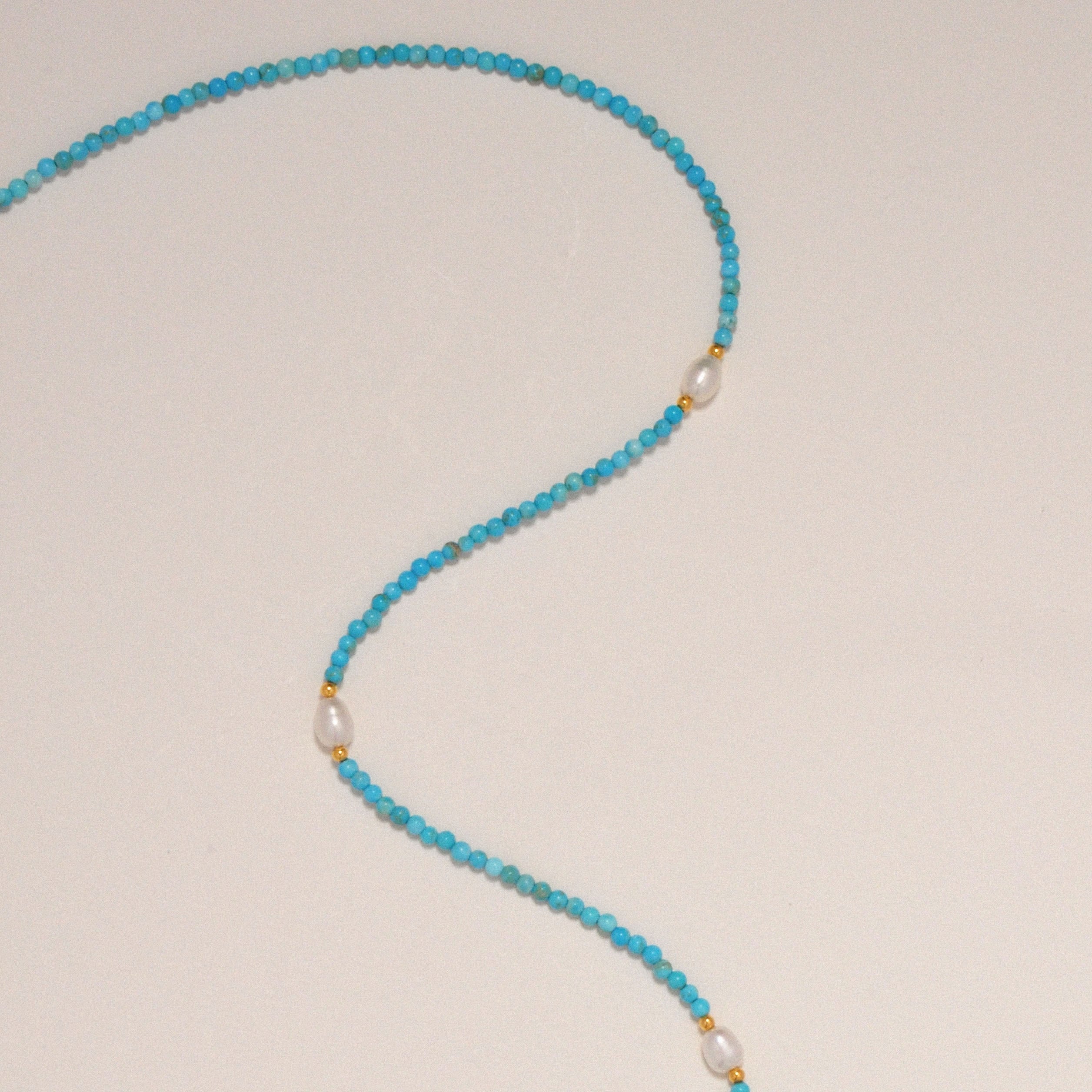 Nahaufnahme der Isla Halskette auf einem weißen Hintergrund