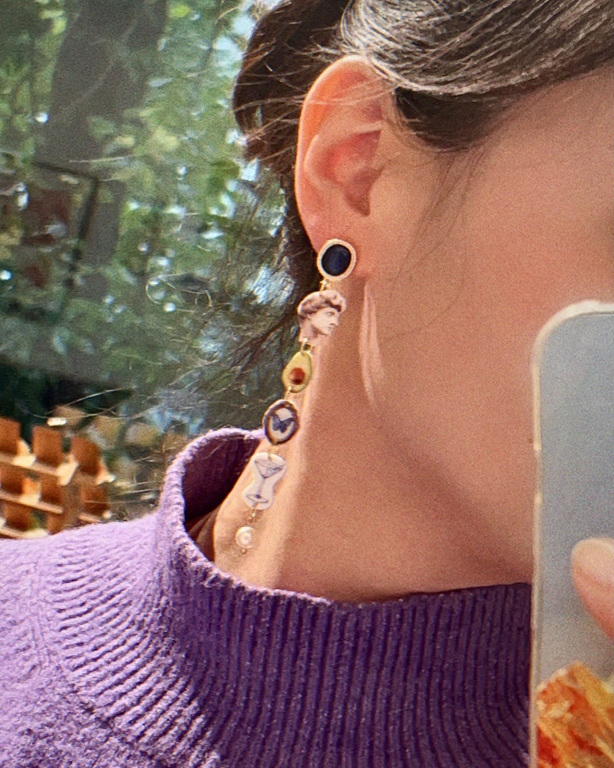 Modell trägt die Playful Drops Ohrringe mit Avocado- und Schmetterlings-Elementen – handgemachter Designschmuck aus Hamburg.