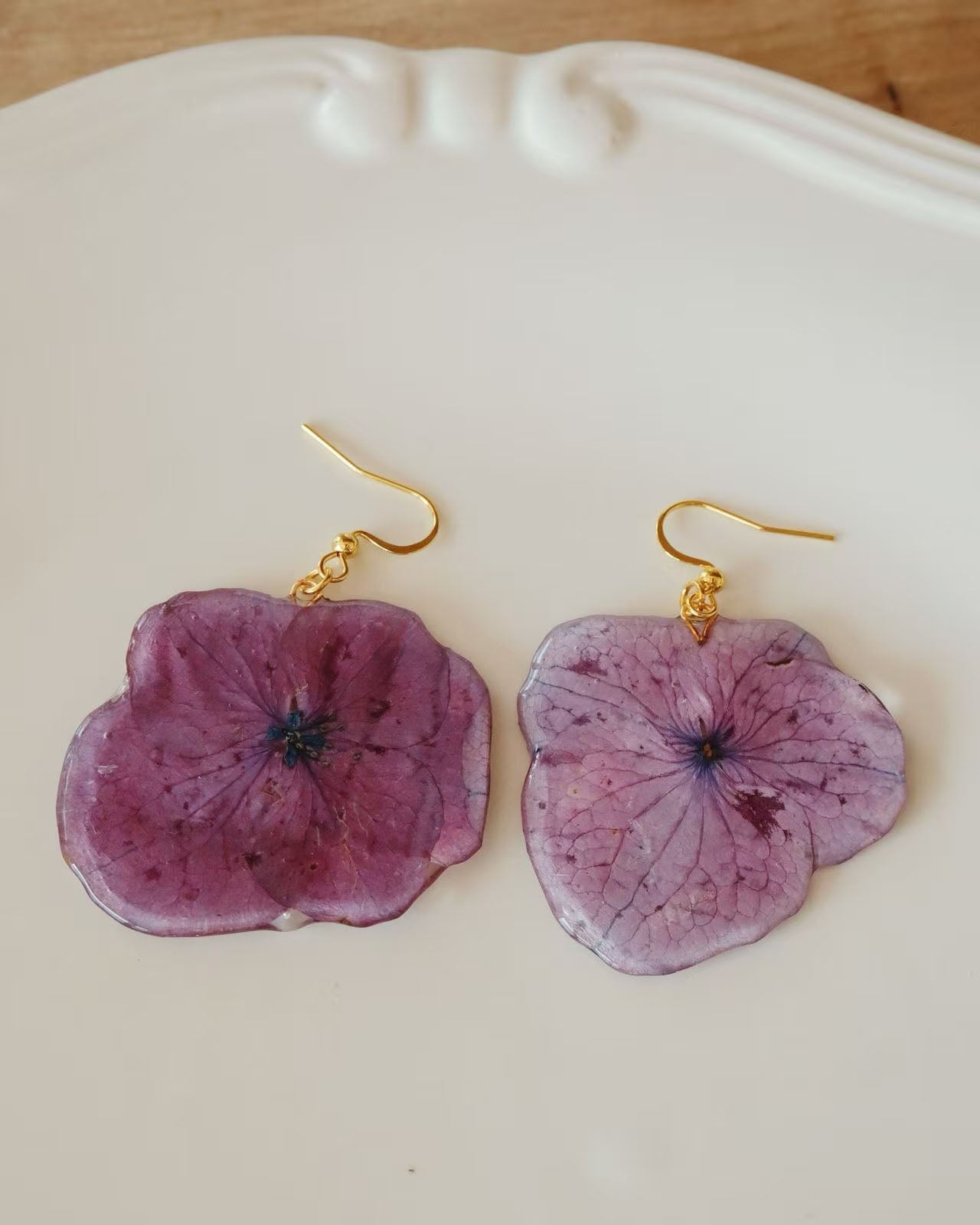 Detailansicht der echten Hortensienblüten in Kunstharz – handgefertigte Ohrringe mit natürlichen Violetttönen, Luumi Creative Hamburg.