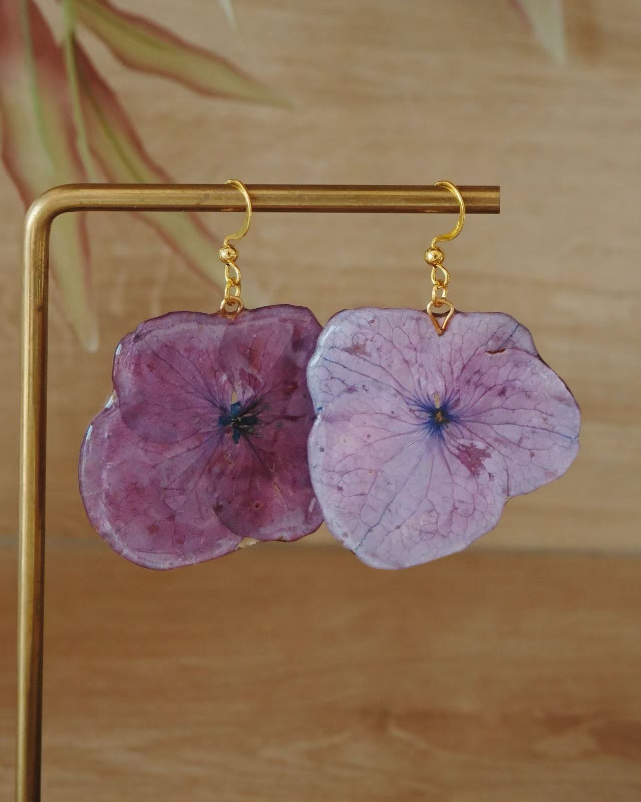Handgefertigte Real Purple Hydrangea Ohrringe aus echten Hortensienblüten in Harz – zarter Blütenschmuck von Luumi Creative Hamburg.