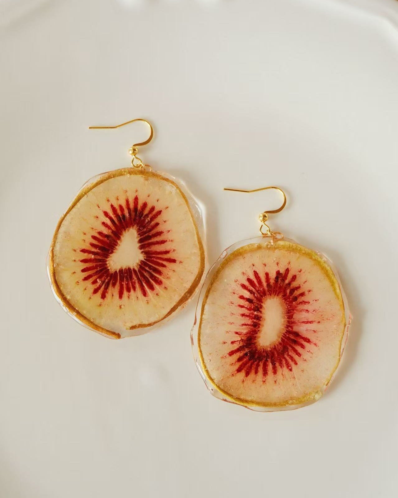 Detailansicht der echten Kiwi in Kunstharz – natürliche Struktur und Farbe, handgefertigt von Luumi Creative Hamburg.