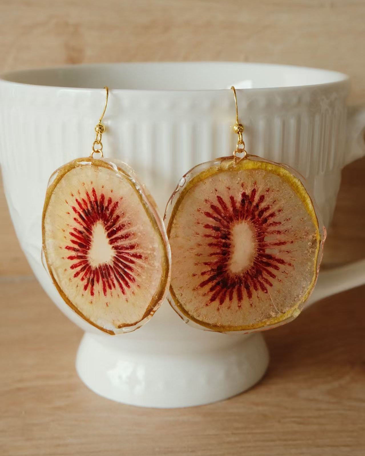 Handgefertigte Real Kiwi Ohrringe aus echten Kiwi-Scheiben in Kunstharz – natürlicher Fruchtschmuck von Luumi Creative Hamburg.