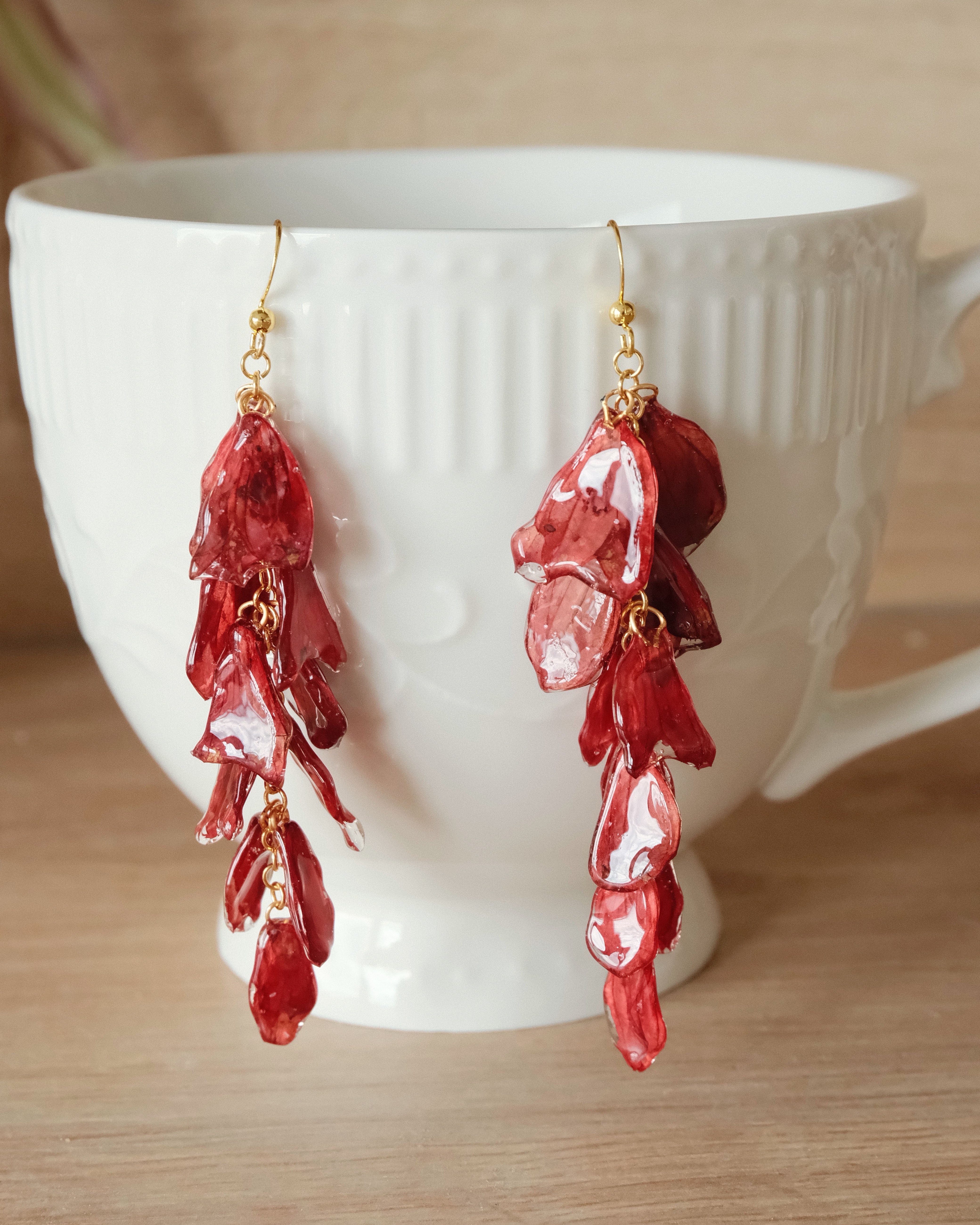 Handgefertigte Red Salvia Ohrringe aus echten roten Salbei-Blütenblättern in Harz – leuchtender Blütenschmuck von Luumi Creative Hamburg.