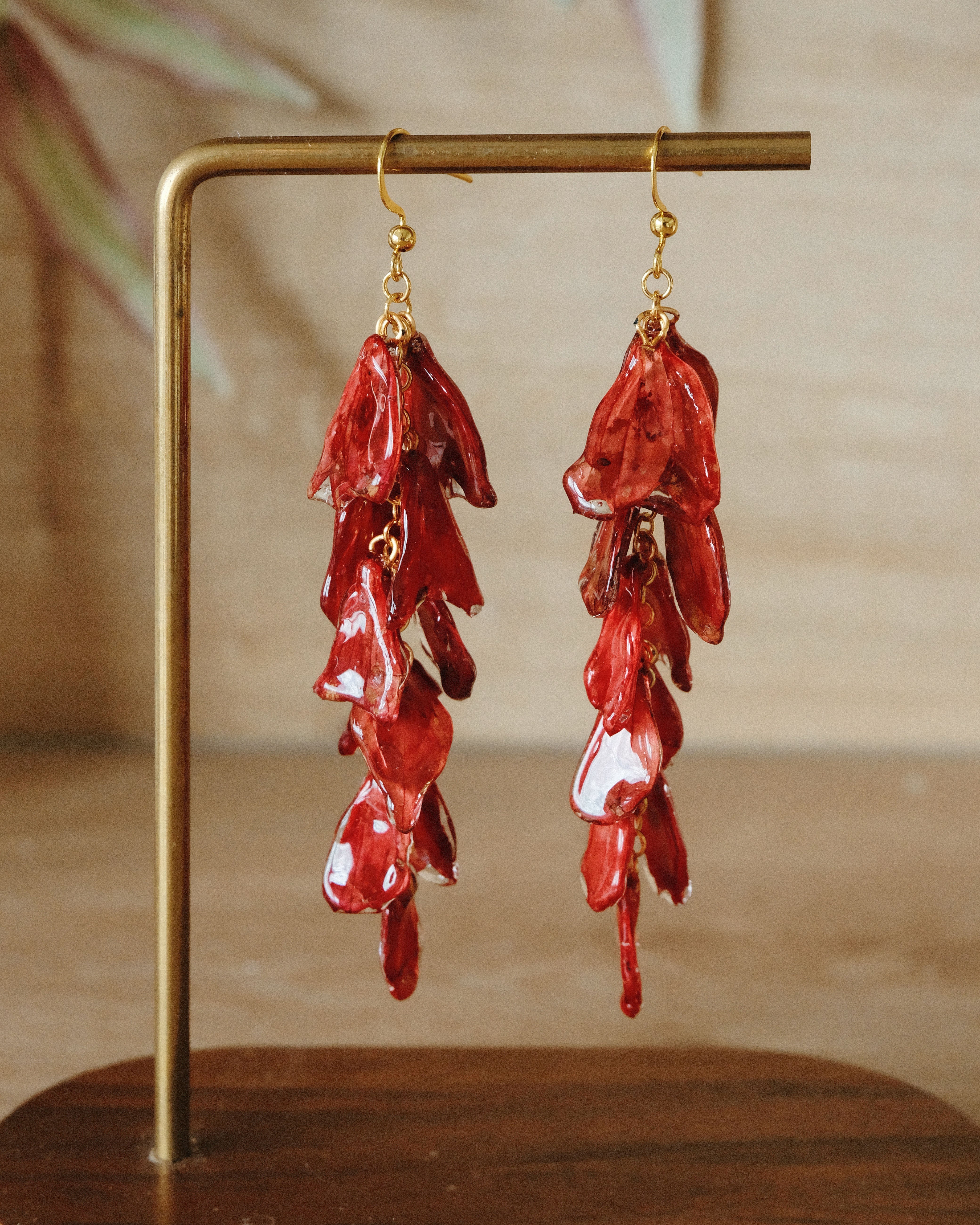 Handgefertigte Red Salvia Ohrringe aus echten roten Salbei-Blütenblättern in Harz – leuchtender Blütenschmuck von Luumi Creative Hamburg.