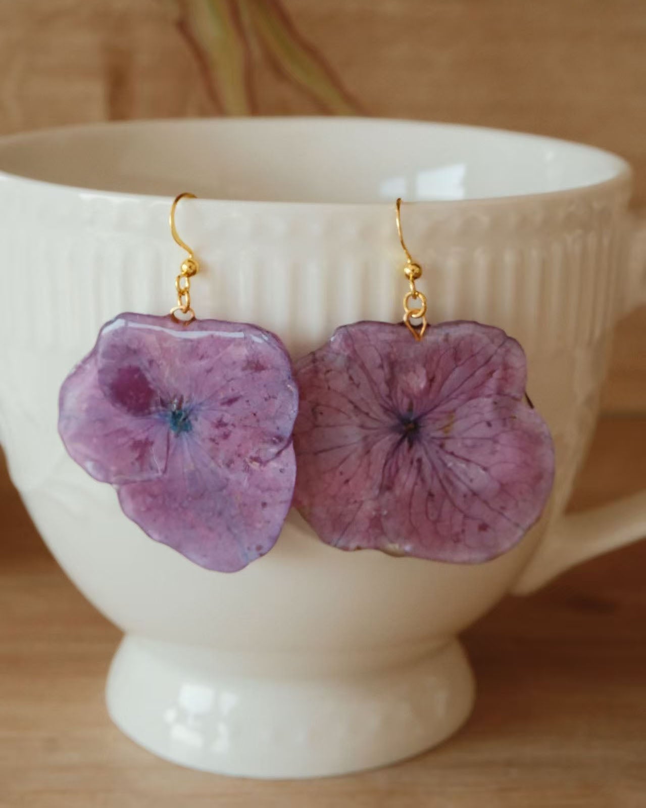 Detailansicht der echten Hortensienblüten in Kunstharz – handgefertigte Ohrringe mit natürlichen Violetttönen, Luumi Creative Hamburg.