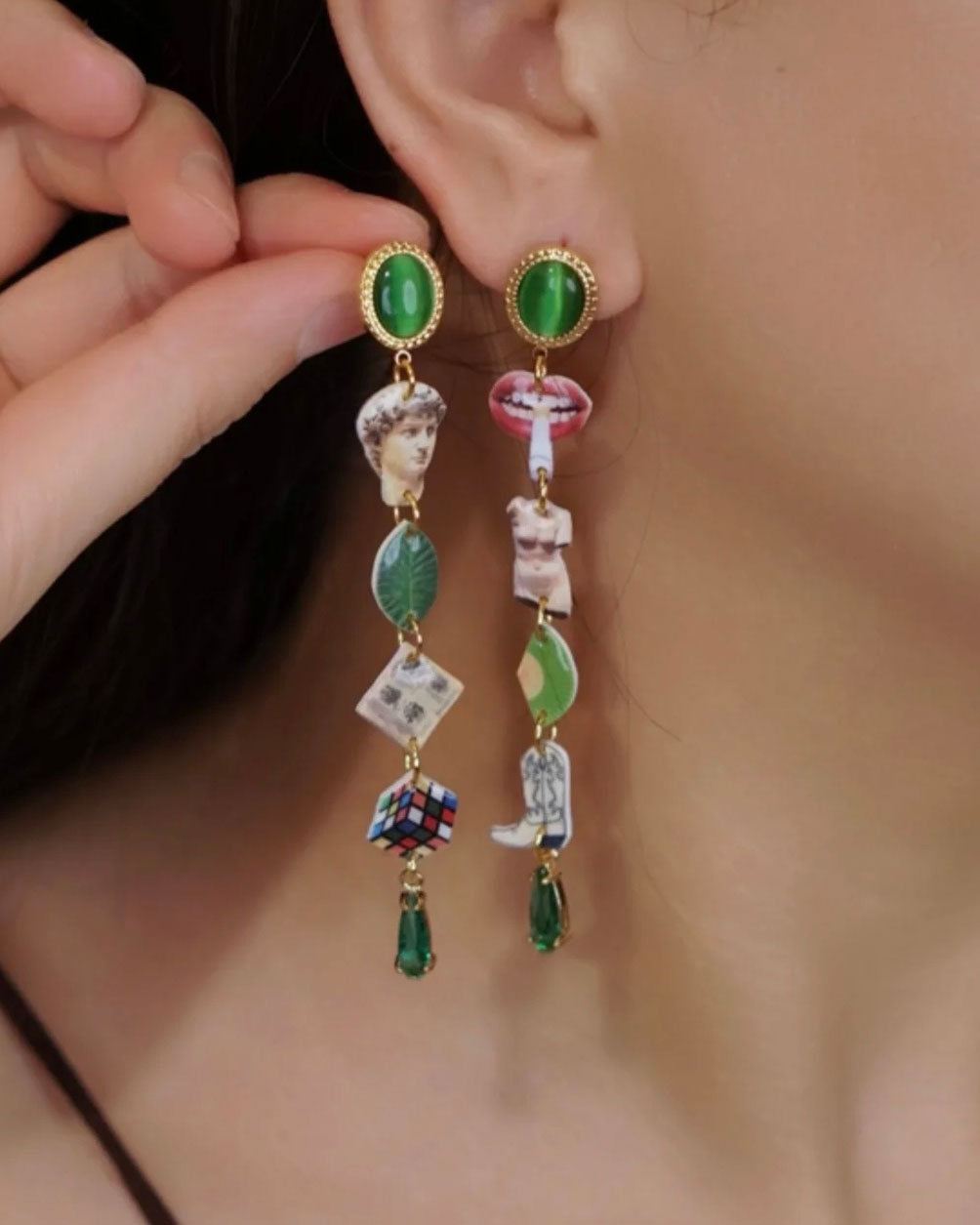 Modell trägt die Playful Drops Ohrringe mit David-, Lippen- und Cowboy-Stiefel-Charms – Statement-Schmuck von Luumi Creative.