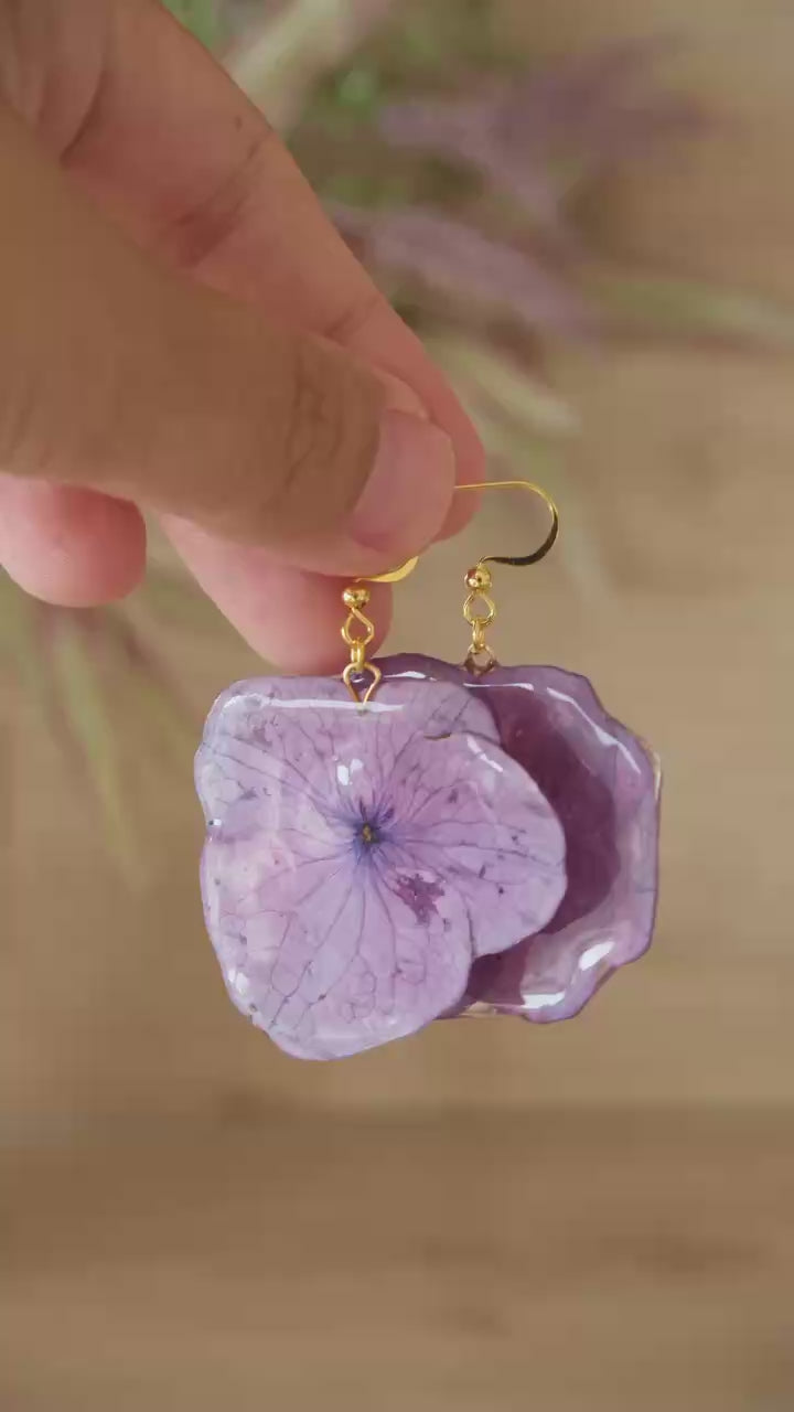 Kurzes Video zeigt die Real Purple Hydrangea Ohrringe in der Hand bei natürlichem Licht – echter Blütenschmuck von Luumi Creative Hamburg.