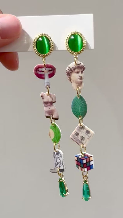 Kurzes Video mit handgefertigten Playful Drops Statement-Ohrringen mit David-, Lippen- und Cowboy-Stiefel-Anhängern, in der Hand gehalten bei natürlichem Licht – Luumi Creative Hamburg.